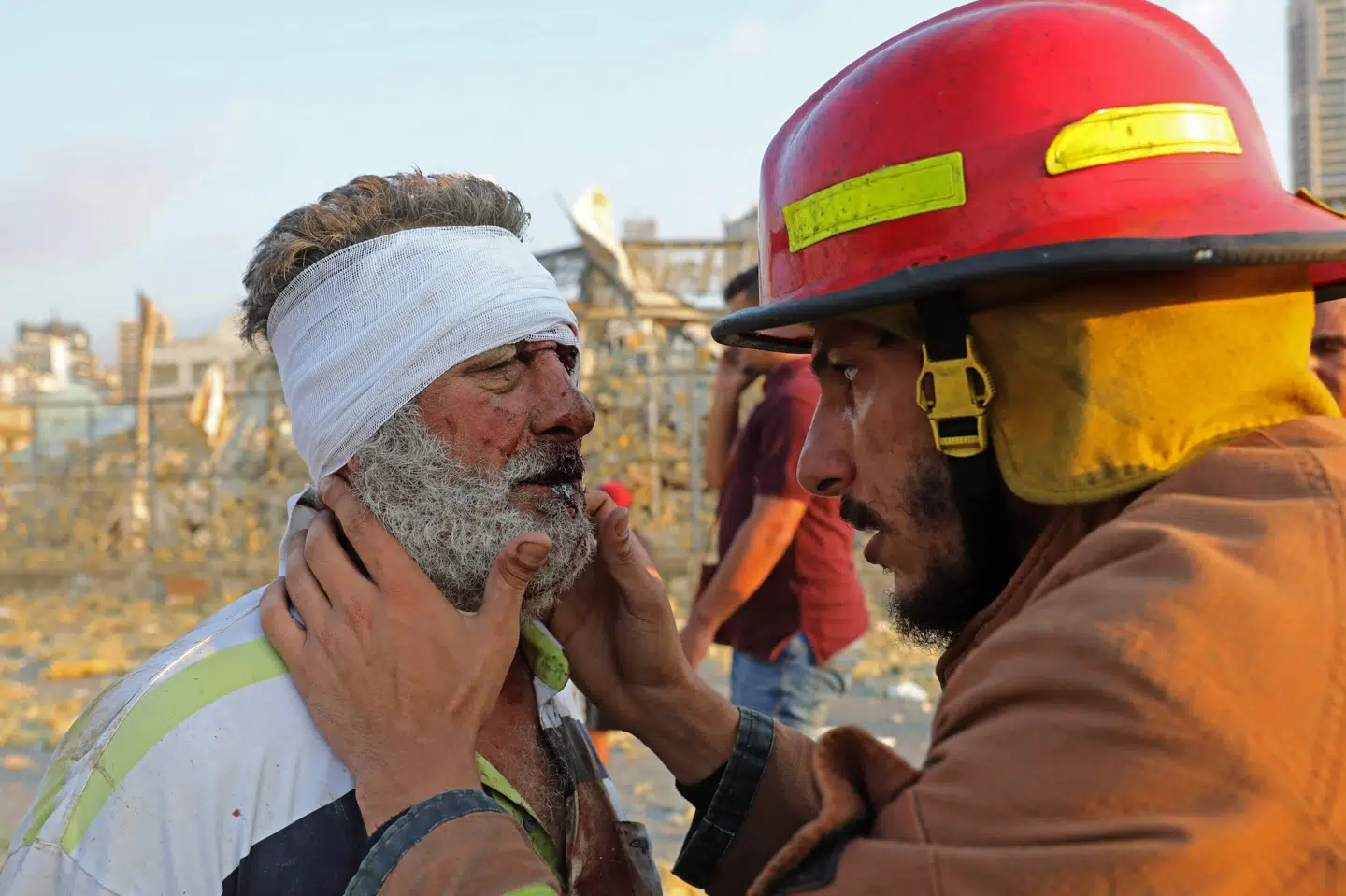 Mange er kommet til skade ved eksplosionen i Beirut. Her tilses en tilskadekommen af en brandmand. Anwar Amro/Ritzau Scanpix