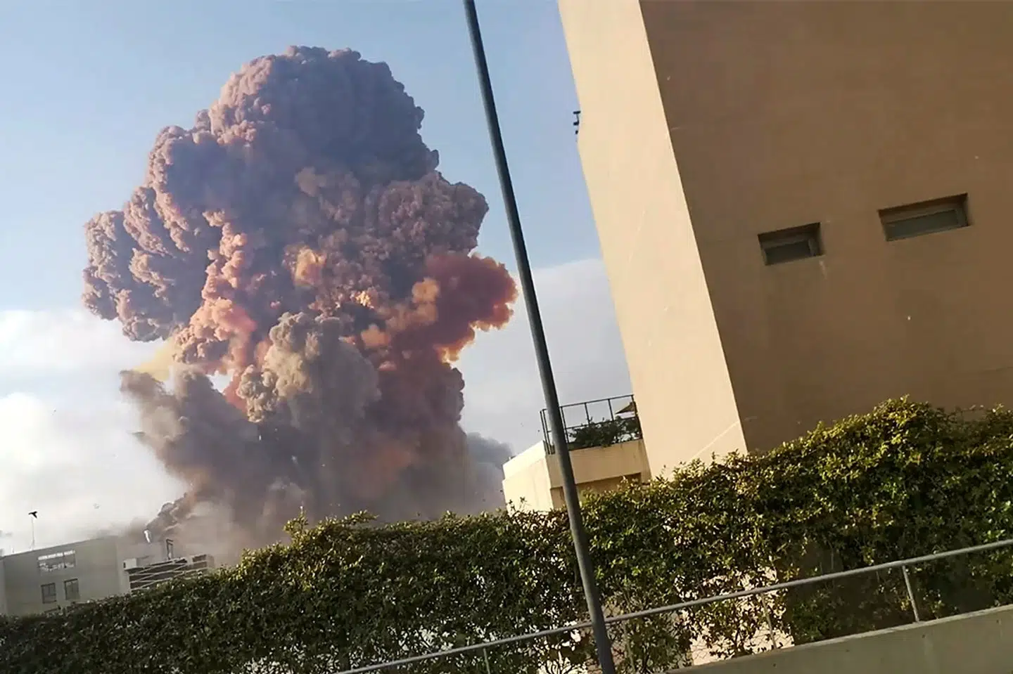 En sky af røg kunne ses på lang afstand efter eksplosionen i Beirut. Karim Sokhn/Reuters