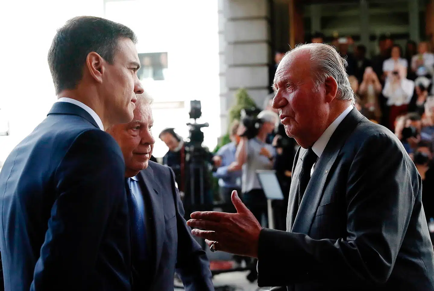 Premierminister Pedro Sánchez lytter med sin legendariske forgænger Felipe González ved sin side til Juan Carlos’ forklaringer ved en begravelse sidste år. Nu har den socialdemokratiske leder mistet tålmodigheden med ekskongens eskapader.