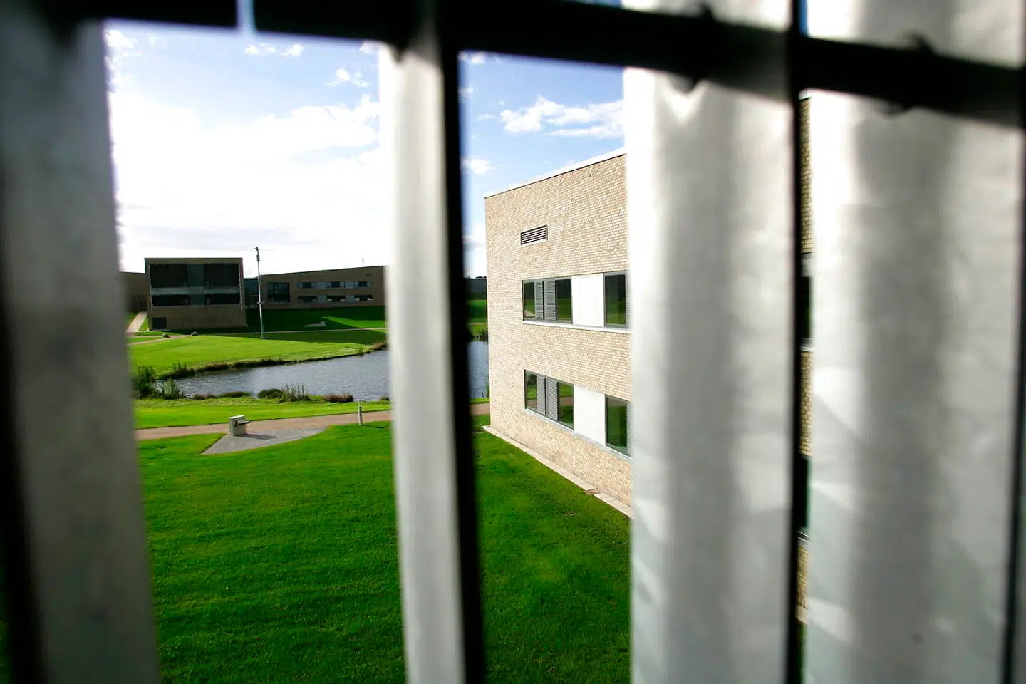 Regeringen har afsat en merbevilling på 81,5 millioner kroner i 2020 for at afhjælpe den uholdbare situation med blandt andet pladsmangel. Men det rækker næppe med det, vurderer justitsminister Nick Hækkerup (S).