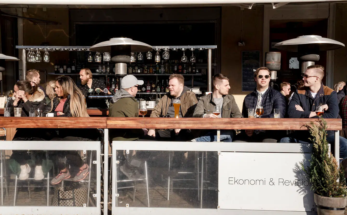 Værtshuse og restauranter har været åbne, som her på Lilla Torg i det centrale Malmø, under nedlukningen i Danmark, og svenskere har bemærket, at mange danskere har benyttet sig af muligheden for at tage til Sydsverige over broen. Derimod er grænsen lukket for svenskere, pendlere undtaget, der vil til København.