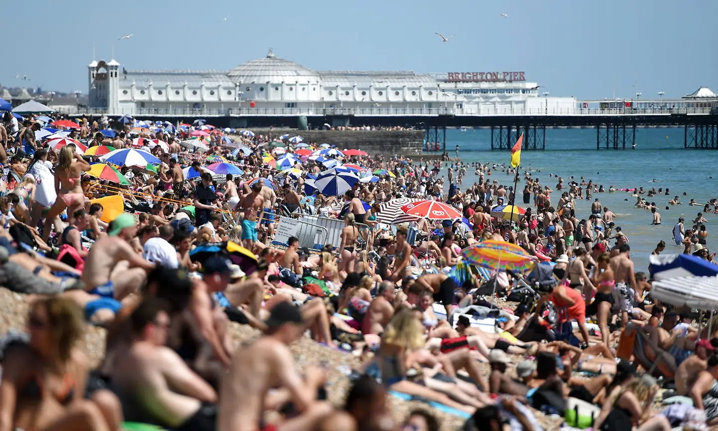 Sådan ser de britiske strande ud i øjeblikket. Fotet er fra Brighton, men det er det samme i Bournemouth, i Devon og Cornwall i øjeblikket.