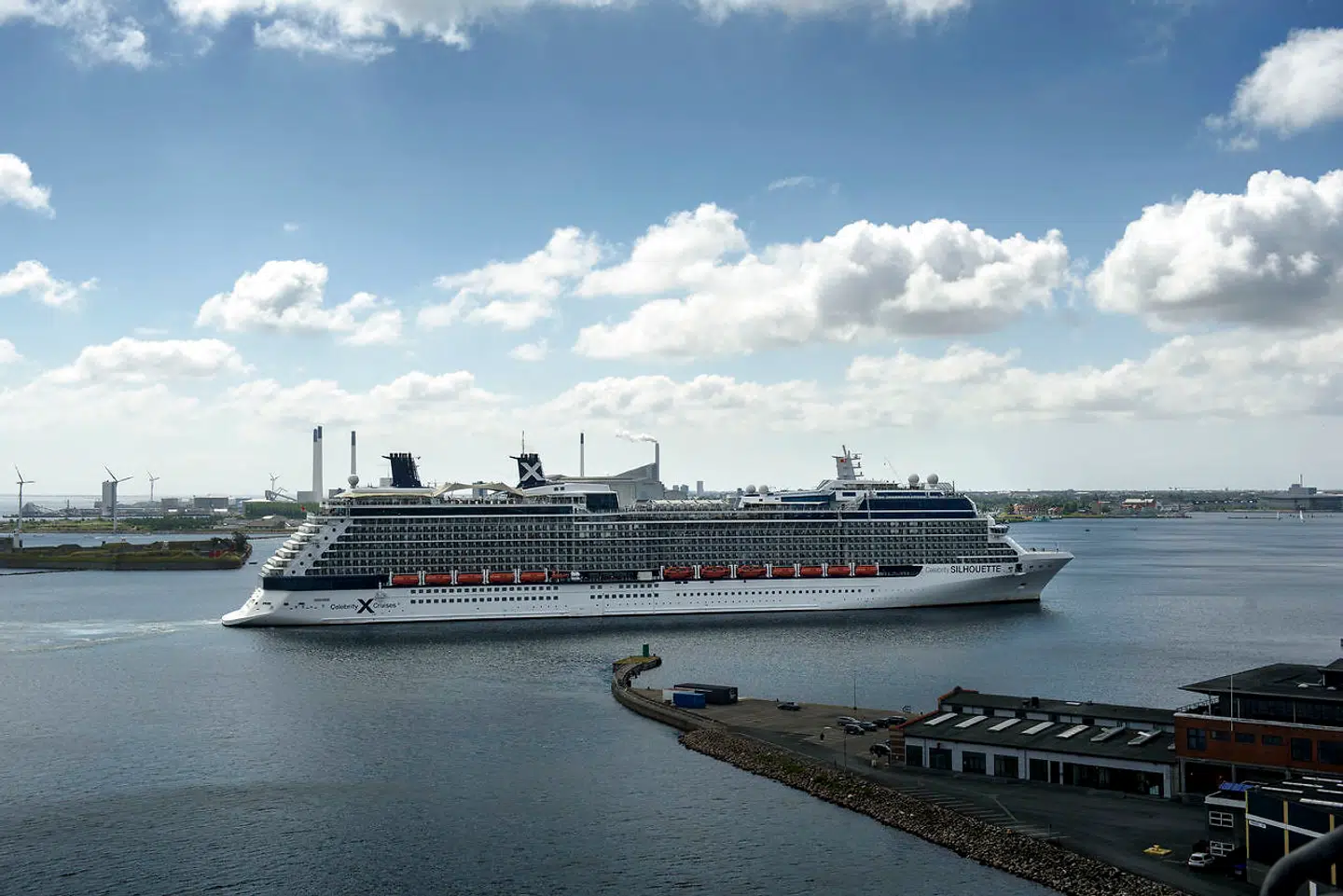 »I 2019 overnattede ikke mindre end 300.000 krydstogtgæster, hvis krydstogt startede eller sluttede i København, på hotel i København. Dermed er krydstogt medvirkende til, at lufthavnen har så mange direkte ruter, både til Europa og interkontinentalt,« skriver Lars Ramme Nielsen og Claus Bødker.