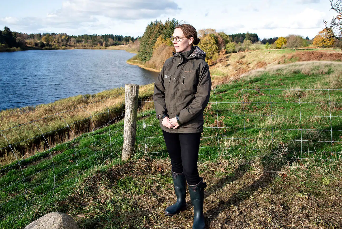 »Min oplevelse er, at vi har en miljøminister, der vil det allerbedste for naturen og miljøet, men min bekymring er, at regeringen og dem, der sidder tungt på pengekasserne, indtil videre ikke har været særligt villige til at bakke det op,« siger Enhedslistens miljøordfører, Mai Villadsen, om Lea Wermelins (S) første år som miljøminister. Her ses Wermelin nær Torup Sø i Midtjylland.