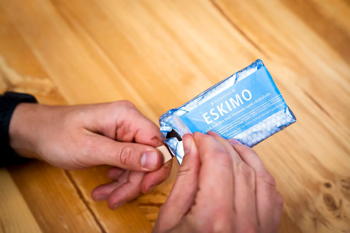 »Den identitetspolitiske bølge rummer tydelige totalitære træk i kravet om et krænkelsesfrit, neutralt og historieløst rum, og derfor er den vigtig at diskutere, hver gang den viser sig og vil ændre på det fintmaskede netværk af velkendte, hjemlige begreber og traditioner,« skriver Nikolaj Bøgh.