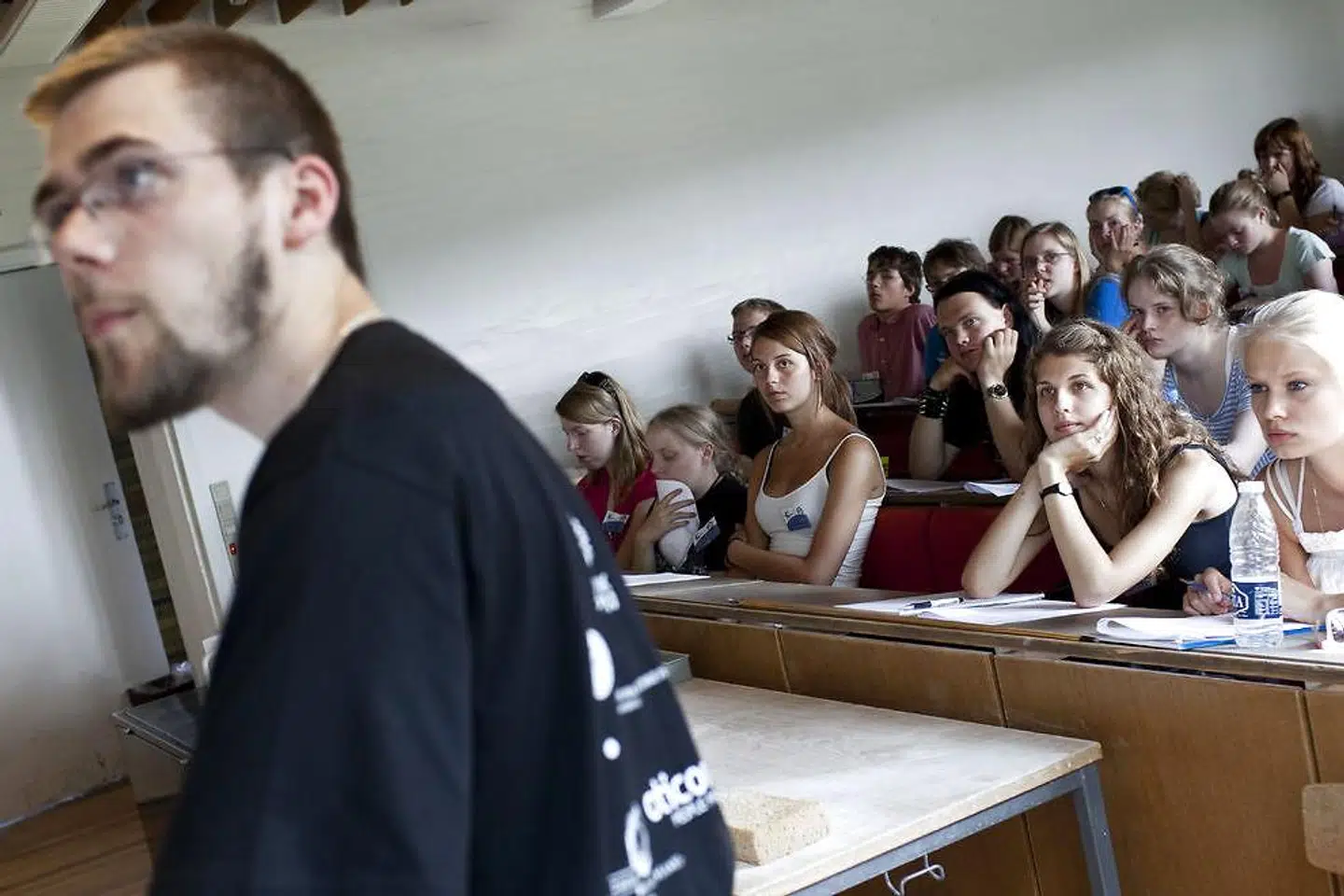 »(...) der er tiltagende bevis for, at stigende mistrivsel blandt unge stammer fra urimelige høje standarder og forventninger, de unge har til sig selv, eller føler sig pålagt, og som konsekvens heraf en hård selvkritik og selvødelæggende adfærd,« skriver Sanne Østergaard.