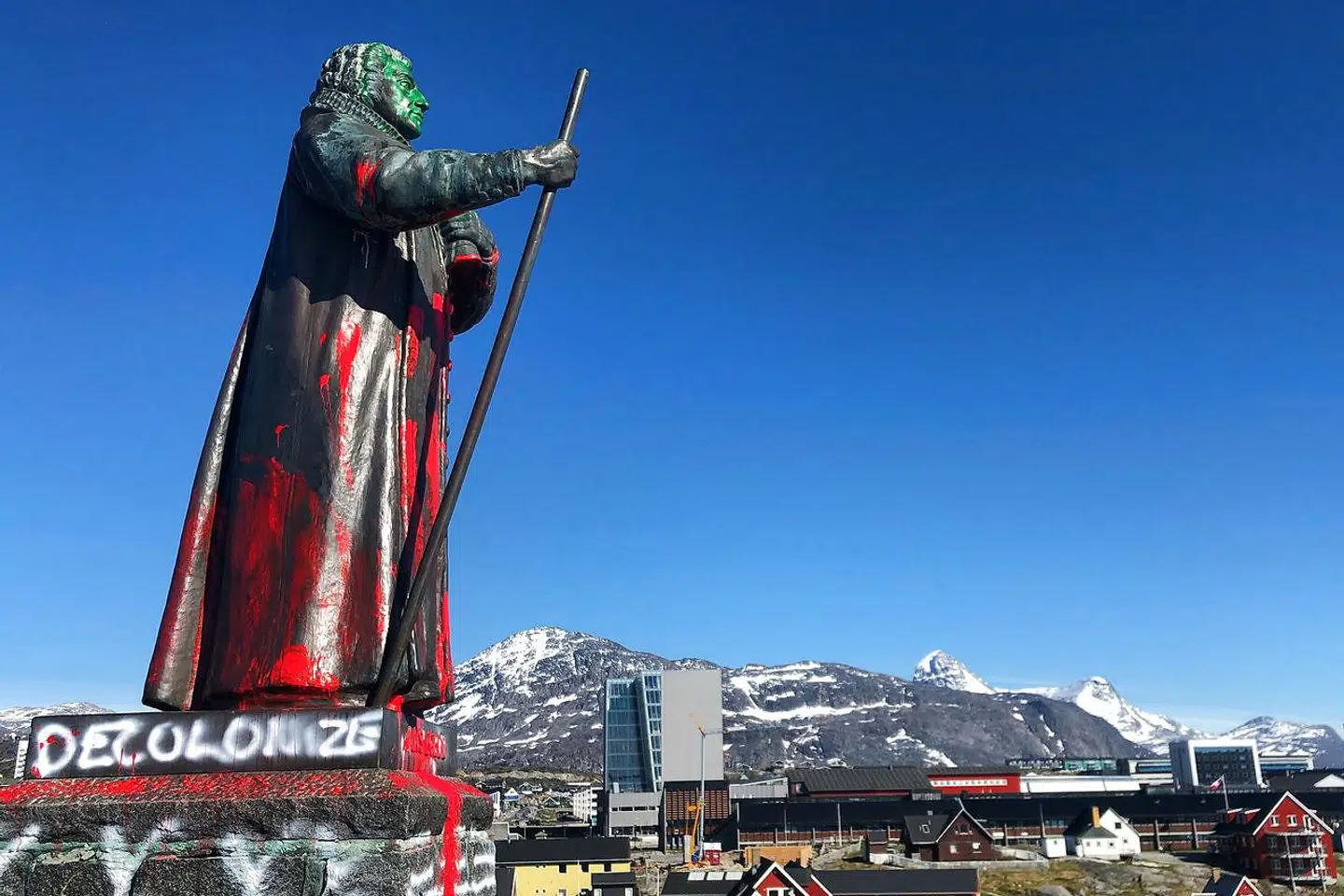»Vi bruger for tiden vældig meget energi på, hvem der er krænket, hvem der udsættes for racisme, og i det hele taget hvor meget vi som etniske danskere har at skamme os over og iøvrigt skal undskylde på vores forfædres vegne,« skriver Fillippa Gottlieb. Her ses den malingoverhældte statue af Hans Egede i Nuuk.
