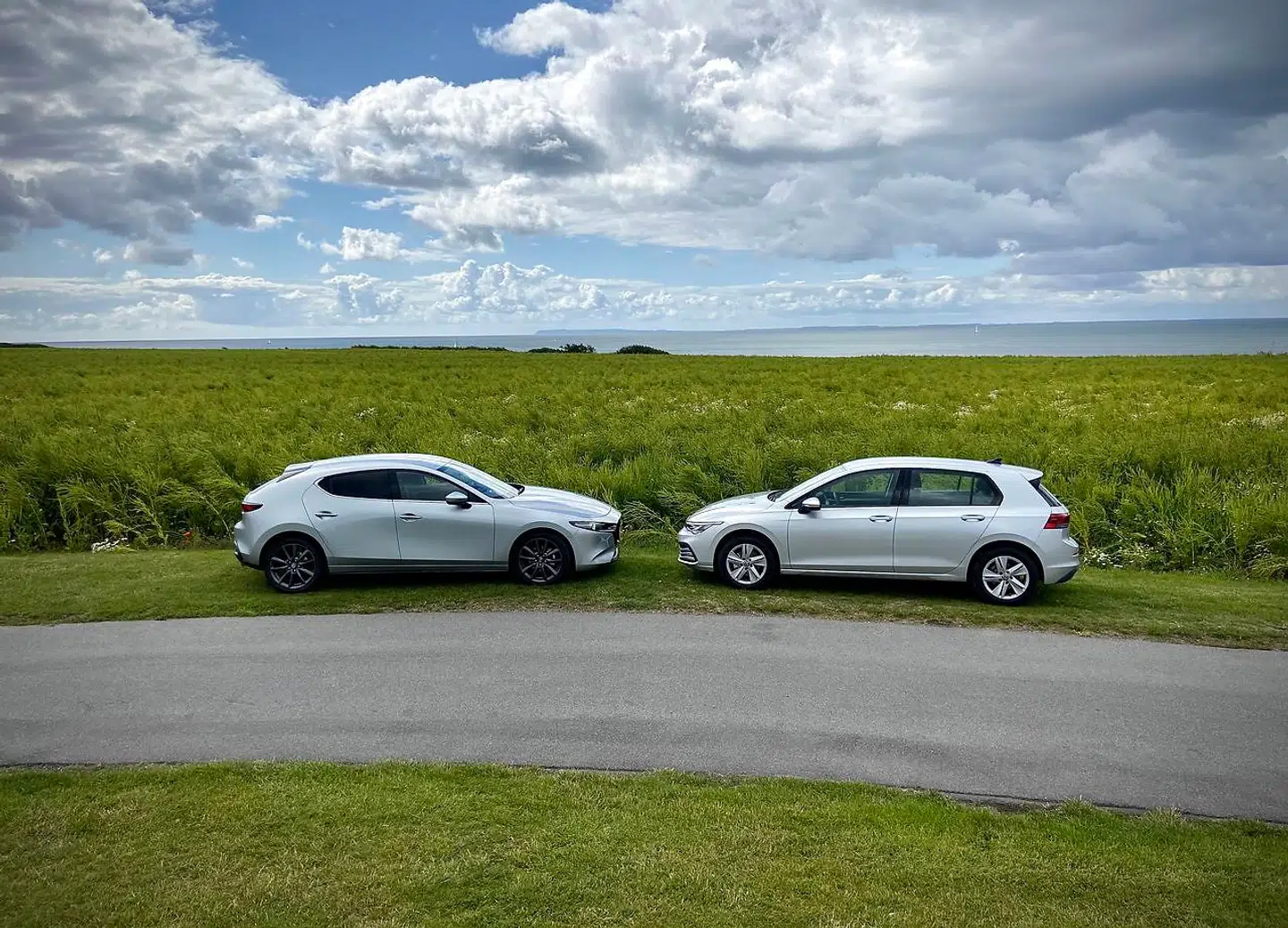 Mazda 3 udfordrer den nye Volkswagen Golf til en duel om tronen i Golfklassen, og vil man have en middelmotoriseret hatchback med manuelt gear, er Mazda 3 faktisk klassens bedste ifølge motorredaktøren.