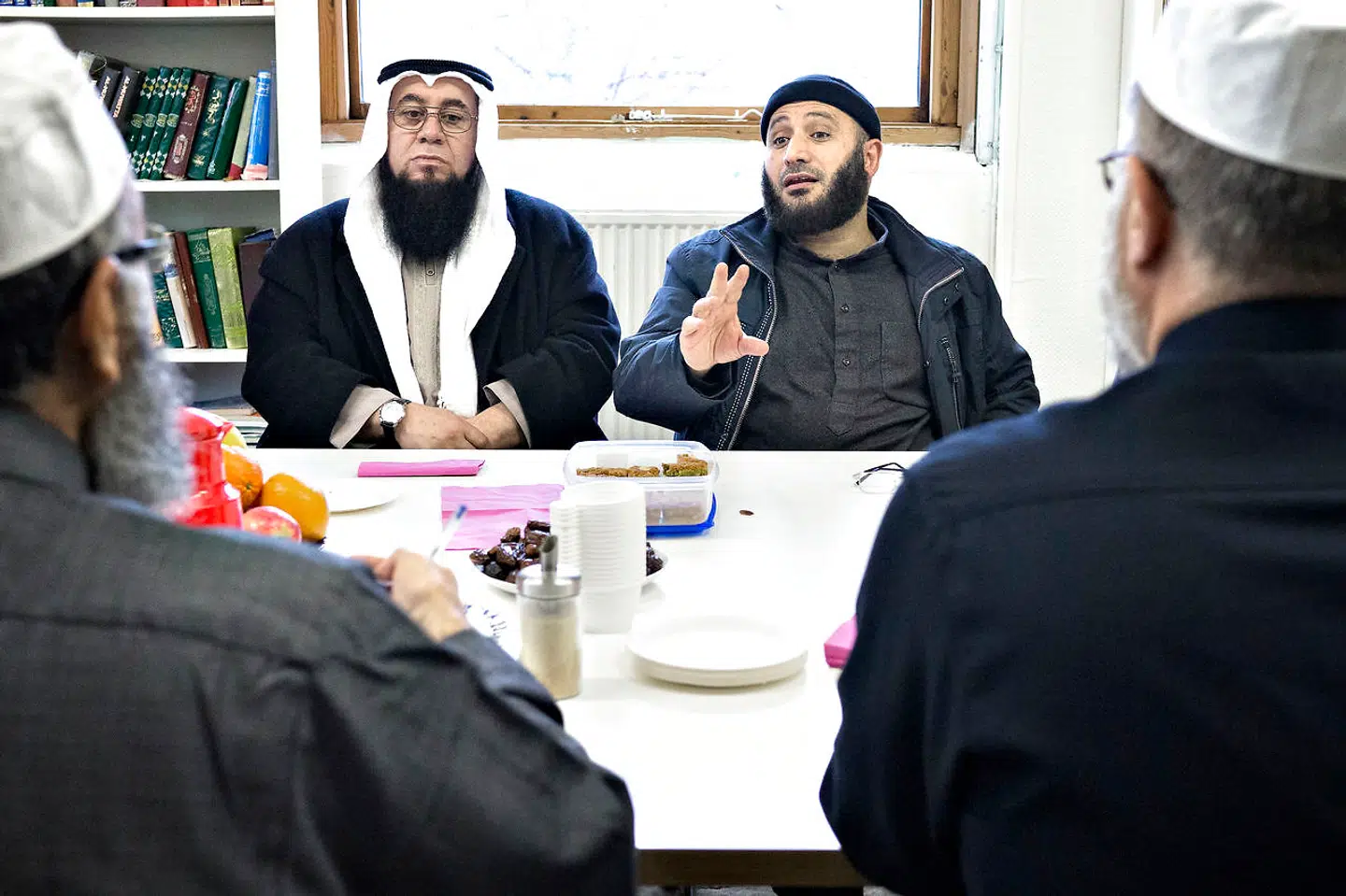 Efter TV 2-dokumentaren »Moskeerne bag sløret« fra 2016 mødtes 15-20 imamer fra hele landet i februar 2016 i Islamisk Kulturcenter for at diskutere, hvordan man kom problemerne i moskémiljøet til livs. Til højre i billedet ses en af de centrale skikkelser i dokumentarkrisen, formand for Grimhøj-moskéen, Oussama El-Saadi.