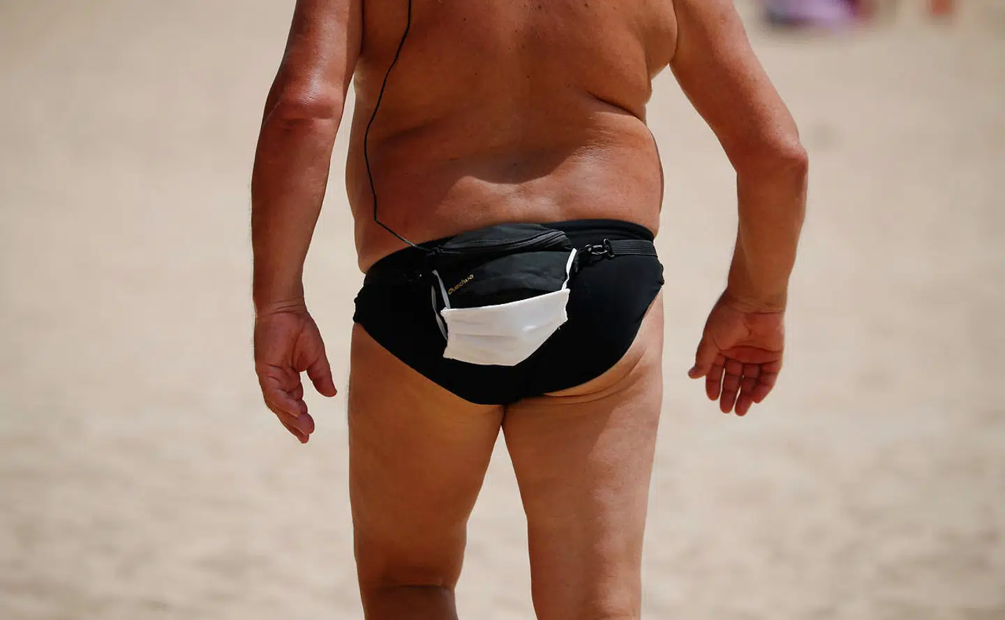 Hvad gør man ved masken, mens man er på stranden, hvor den ikke er påbudt? Her er et bud.