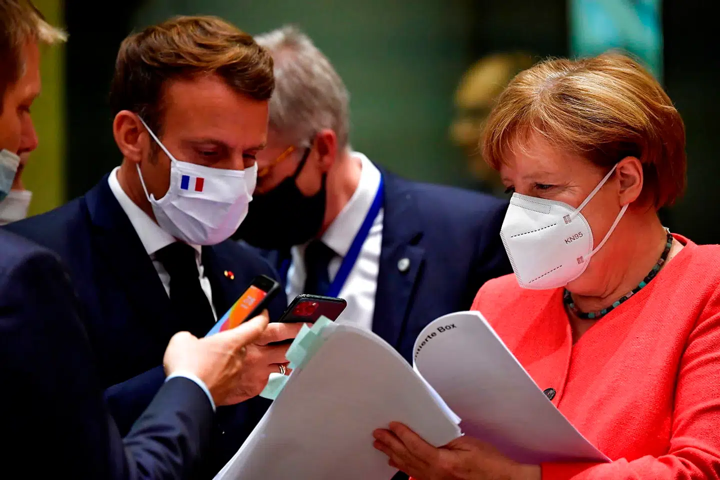 »Mundmodedyret« Emmanuel Macron bærer et chic hvidt bind med et iøjnefaldende fransk flag under EU-topmødet for et par uger siden, mens den tyske kansler Angela Merkel holder sig til en mere snusfornuftig FFP2-maske.