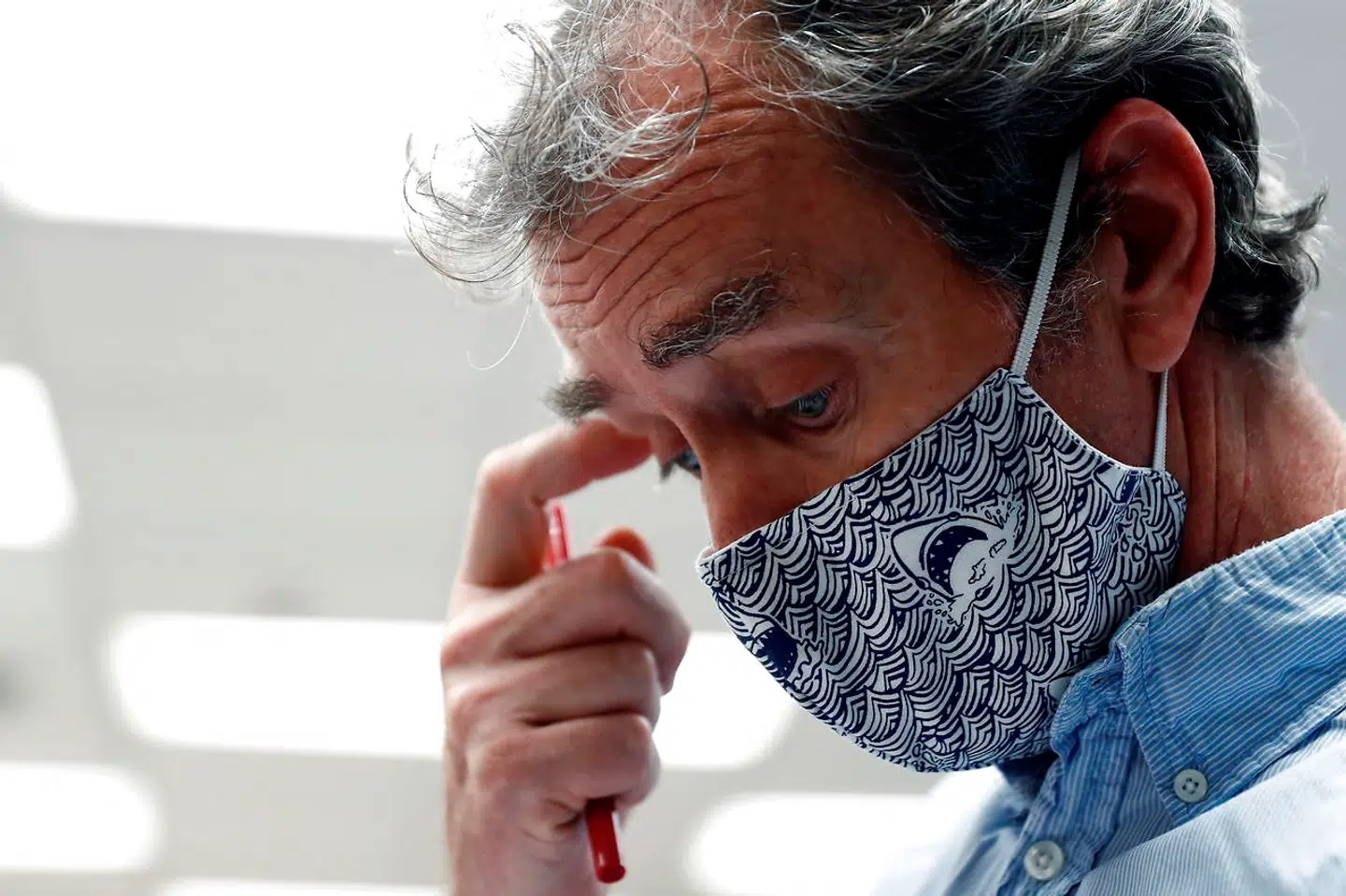 Fernando Simóns hajmaske har givet anledning til voldsom debat. Hvad er det for et budskab, de spanske sundhedsmyndigheders talsmand vil sende med den? Selv er Fernando Simón tavs som graven.