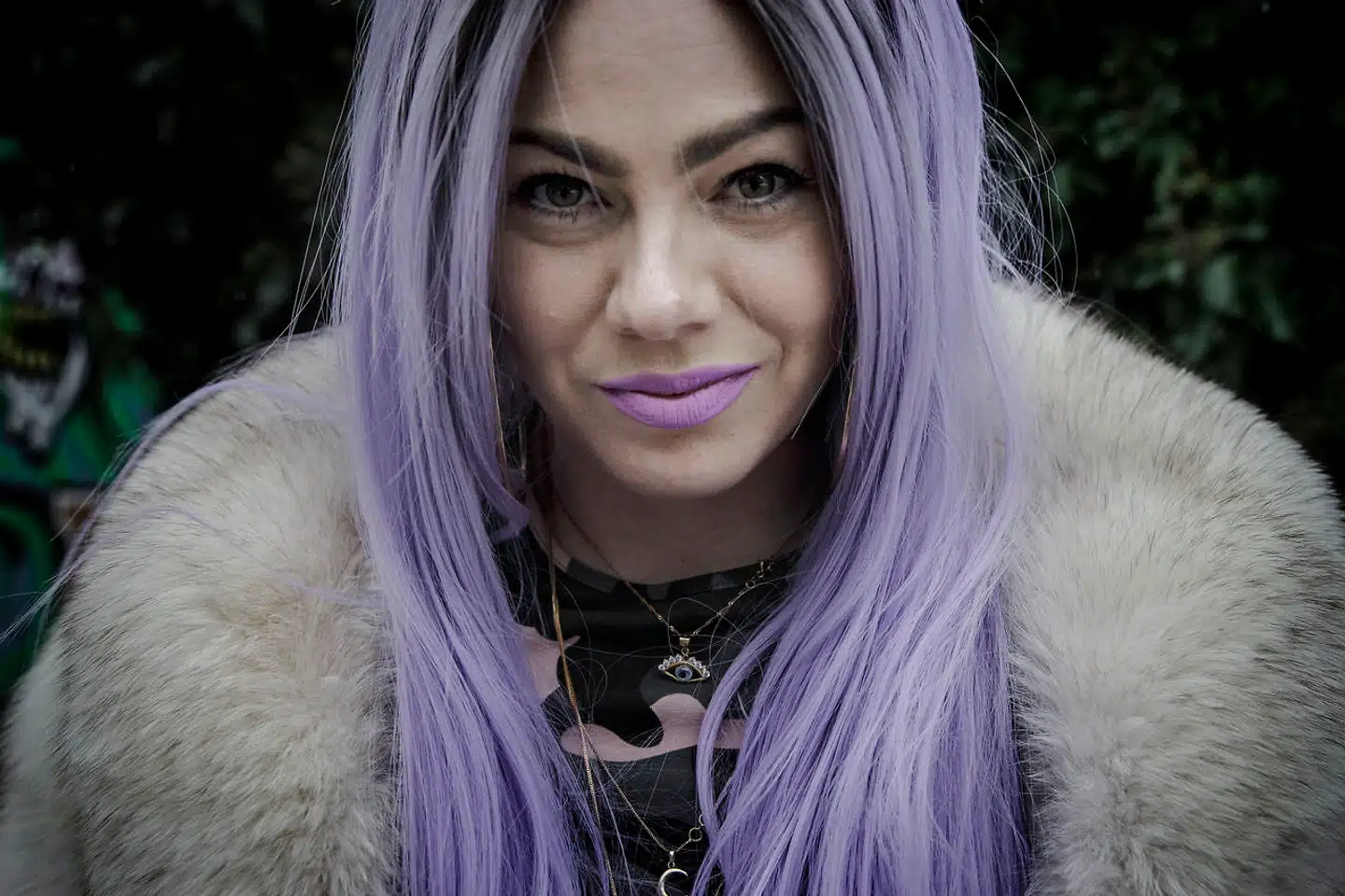 »Når jeg snakker med mine kvindelige kolleger, der på en eller anden måde deltager i den offentlige debat, så er de alle sammen blevet truet med voldtægt. Det gælder ingen af mine mandlige kolleger,« siger debattøren og psykologen Louise Kjølsen, der som danser er kendt under navnet »Twerk Queen«.