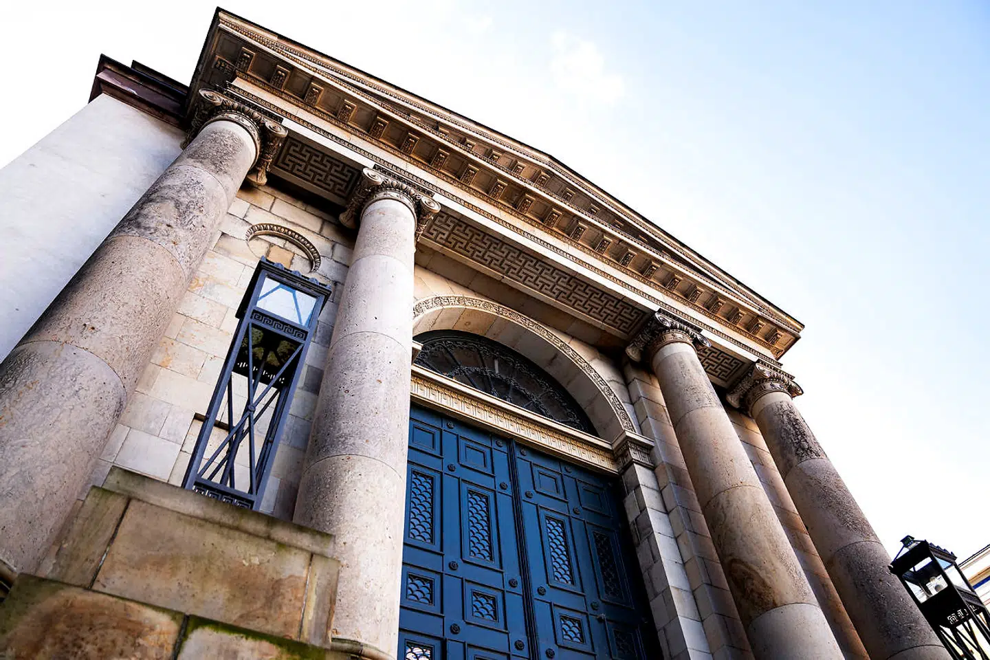 Både Justitsministeriet og Domstolsstyrelsens direktør har afvist, at det var regeringen, der lukkede domstolene og afgjorde, hvornår de kunne genåbne. Mørklagte referater fortæller en anden historie