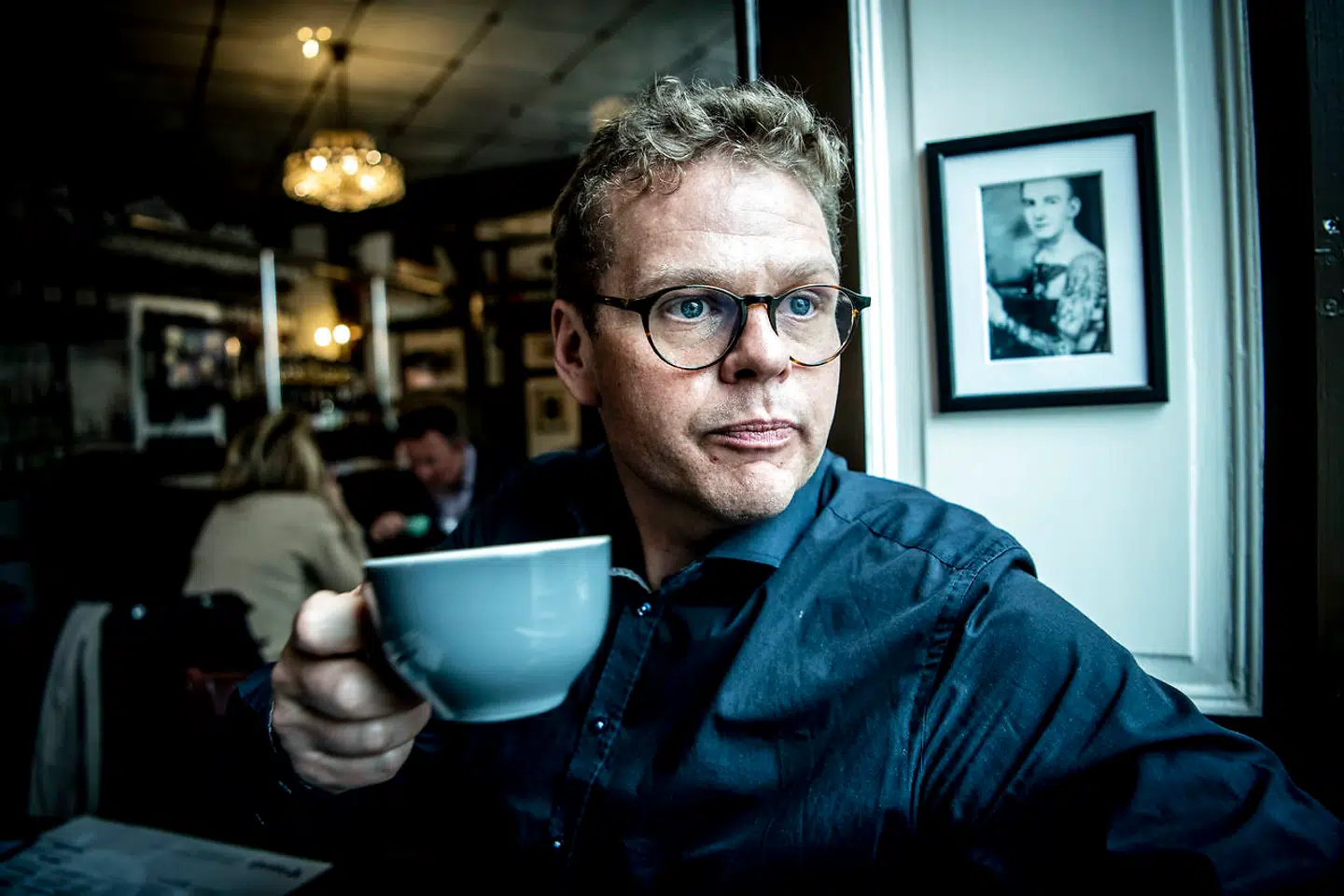 Tidligere TV 2-redaktør Anders Langballe opdagede, at der var noget galt, da han ikke kunne løfte en kaffekop til et møde. Han er fortørnet over, at ikke alle har adgang til samme gode genoptræningsforløb, som hjalp ham gennem en hjerneskade fra en blodprop i hjernen.