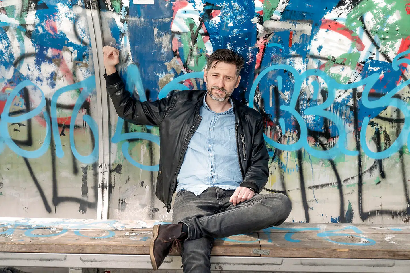 »Jeg har en tendens til at mangle mådehold, så jeg bare kan spise løs. Fedtet sætter sig direkte på maven, ingen andre steder, og det ser jo ekstra vanvittigt ud på én som mig, som har de her lange ben og lange arme og ellers er spinkelt bygget.«