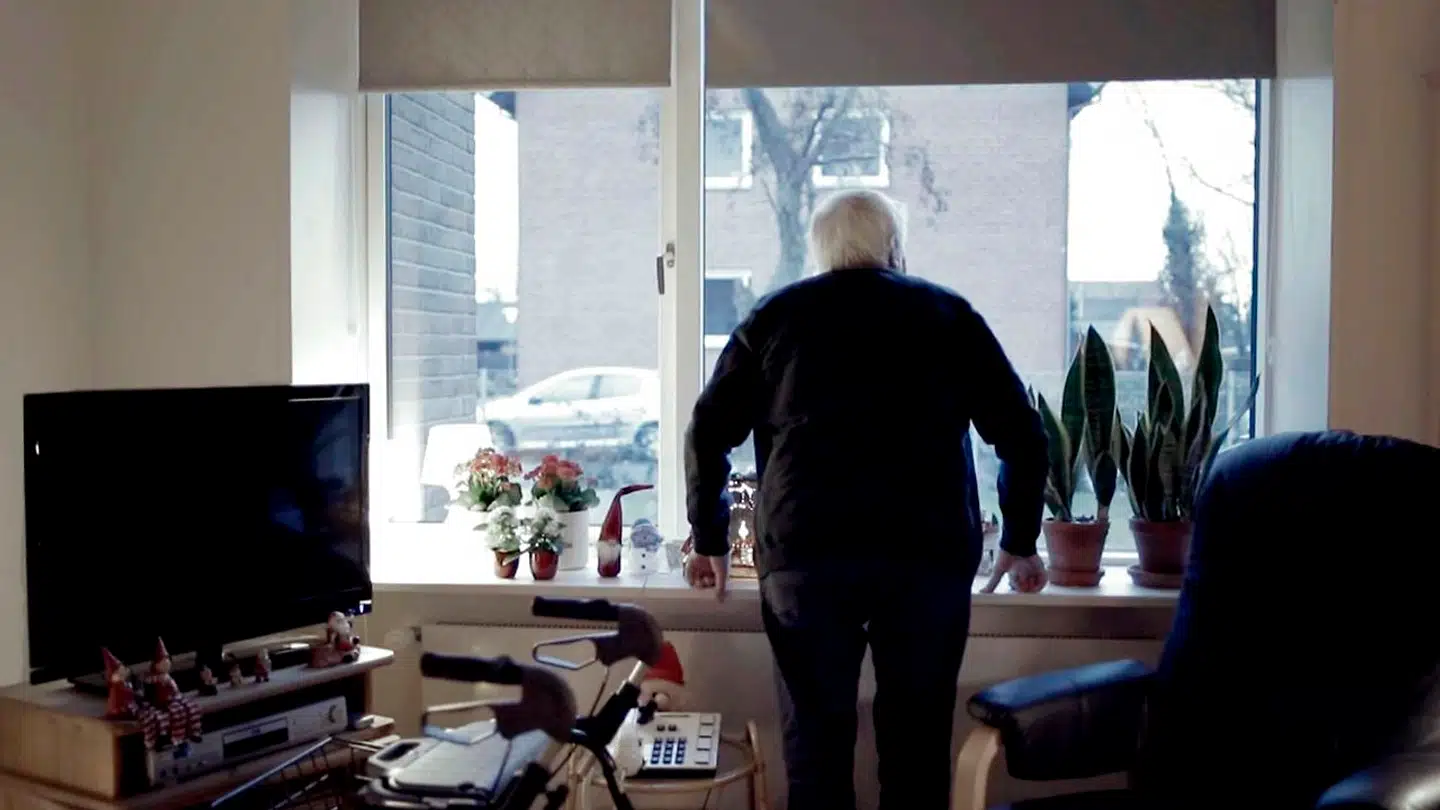 Niels Nielsen er kommet på plejehjem, fordi han har brug for assistance ved toiletbesøg. Alligevel er der ingen hjælp at få. Niels bliver tilbudt frokost og ni timers ventetid, før han kan få rene bukser. »Man må jo bare acceptere, at det er sådan det er nu,« siger den tidligere erhvervsmand i TV 2s dokumentar »Plejehjemmene bag facaden«.