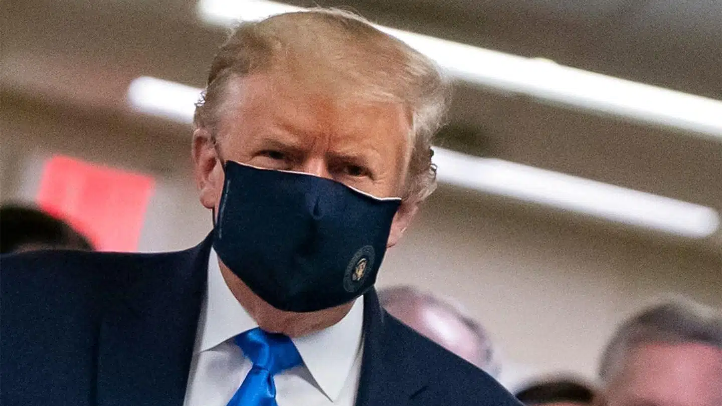 Første gang Donald Trump bar mundbind, var på et militærhospital lidt uden for Washington. Den amerikanske præsident har både været imod og for brugen af mundbind, og det er et emne, der i stor stil splitter befolkningen.