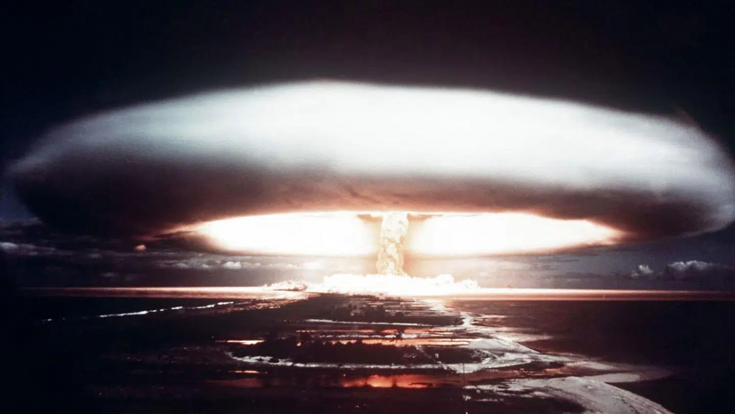 De største risici udgøres ifølge Toby Ord af kunstig intelligens, efterfulgt af menneskeskabte pandemier, atomkrig og klimaforandringer. Billedet viser en fransk atomprøvesprægning på Mururoa-atollen, 1971.