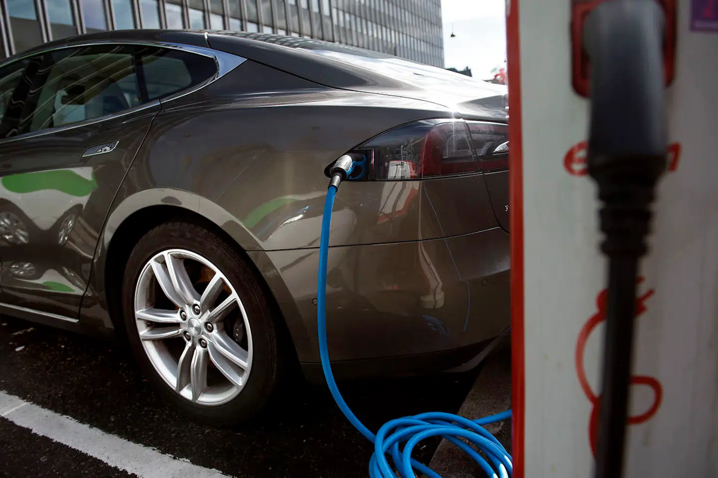 Tidligere foreslog regeringen en udfasning af benzin- og dieselbiler i 2030. Nu vil SF vil have et trinvist stop allerede fra 2022 og totalstop i 2028. Arkivfoto: Liselotte Sabroe/Ritzau Scanpix