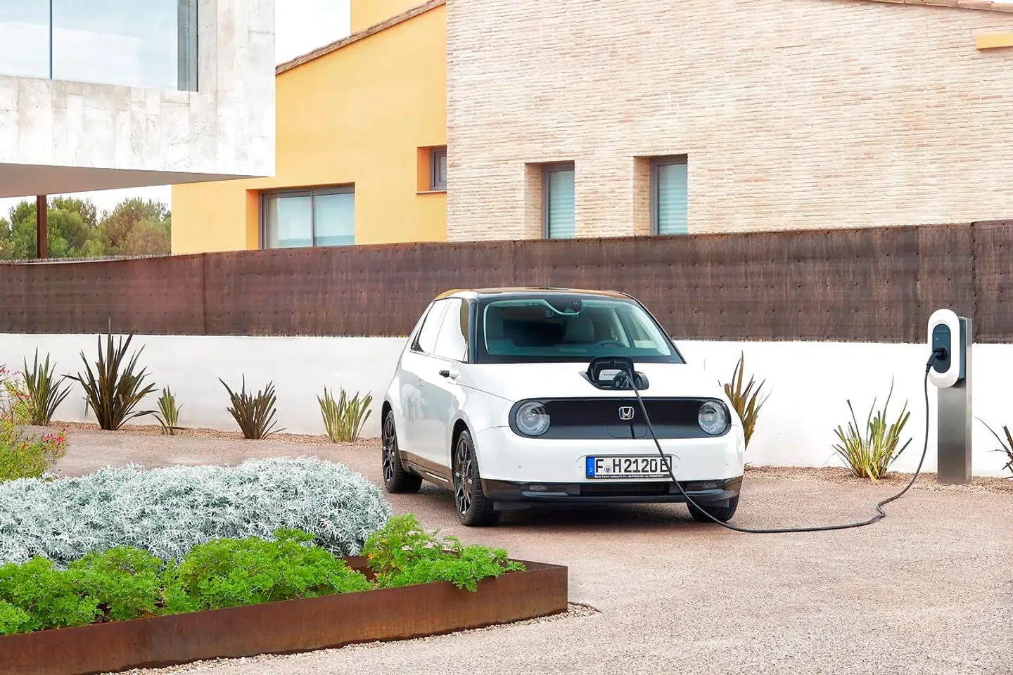 Honda e har et batteri på 35,5 kWh og kan lades med op til 100 kW. Startprisen bliver 277.100 kroner.