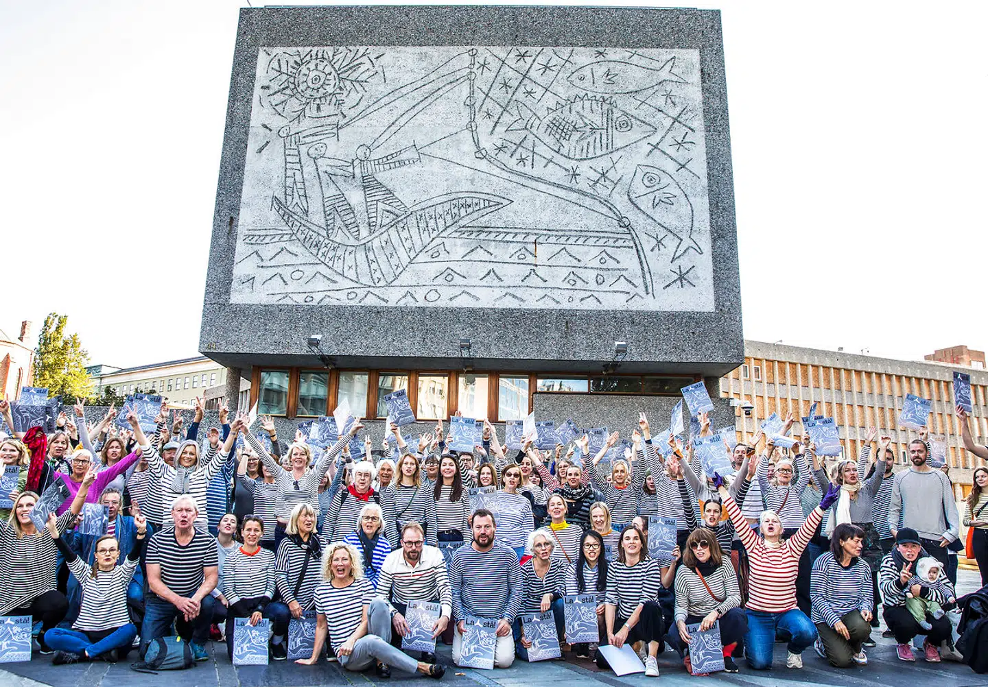 Demonstranter iført stribede trøjer demonstrerede i september sidste år mod nedrivningen af Y-blokken i Oslo. De stribede trøjer var en henvisning til en af kunstnerne bag værket »Fiskerne«, som her ses bag demonstranterne. Værket er skabt af Pablo Picasso, som ofte blev fotograferet i stribet bluse, og den norske kunstner Carl Nesjar.
