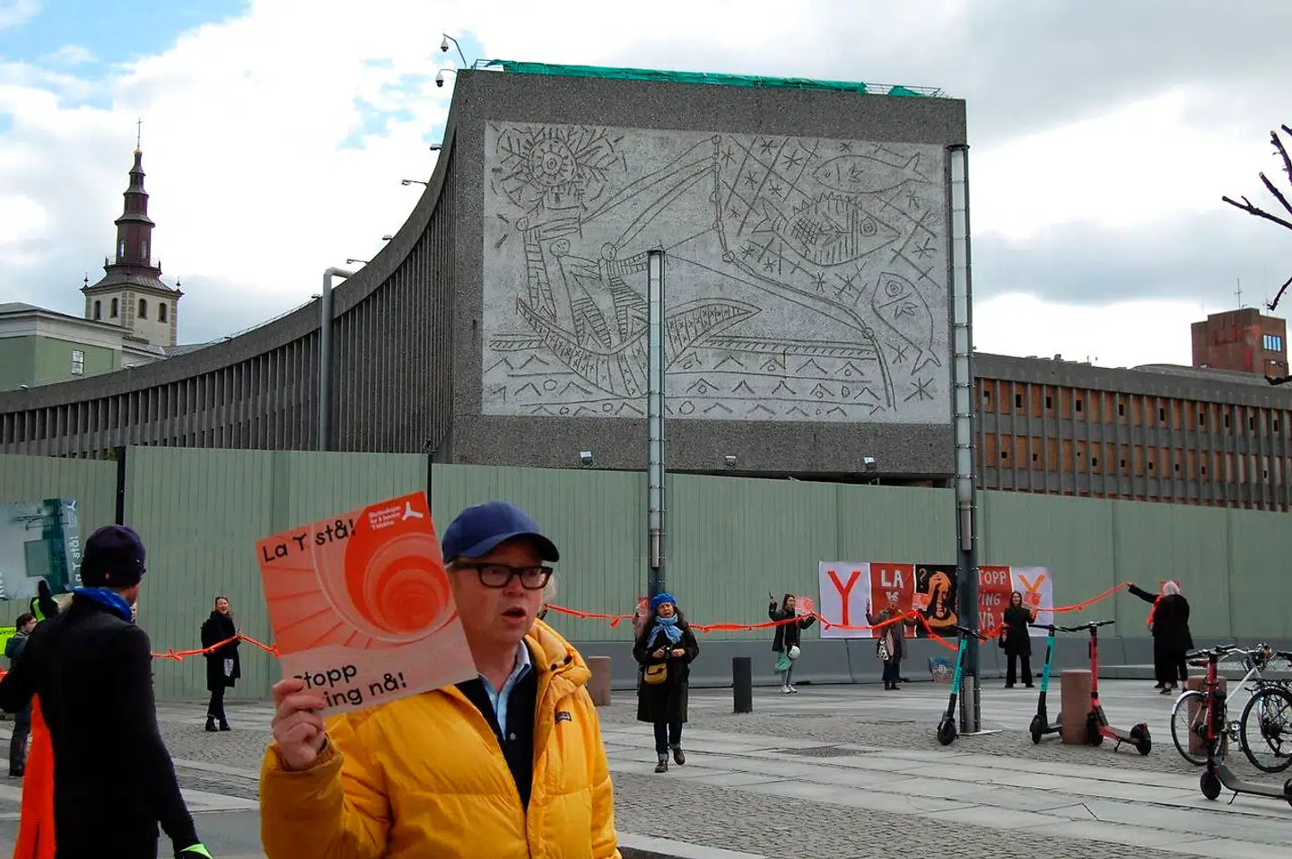 Demonstranter foran kunstværket »Fiskerne« på facaden af Y-blokken i Oslo 12. maj 2020. Værket, som er skabt af Pablo Picasso og Carl Nesjar, bliver bevaret, mens bygningen nu rives ned.
