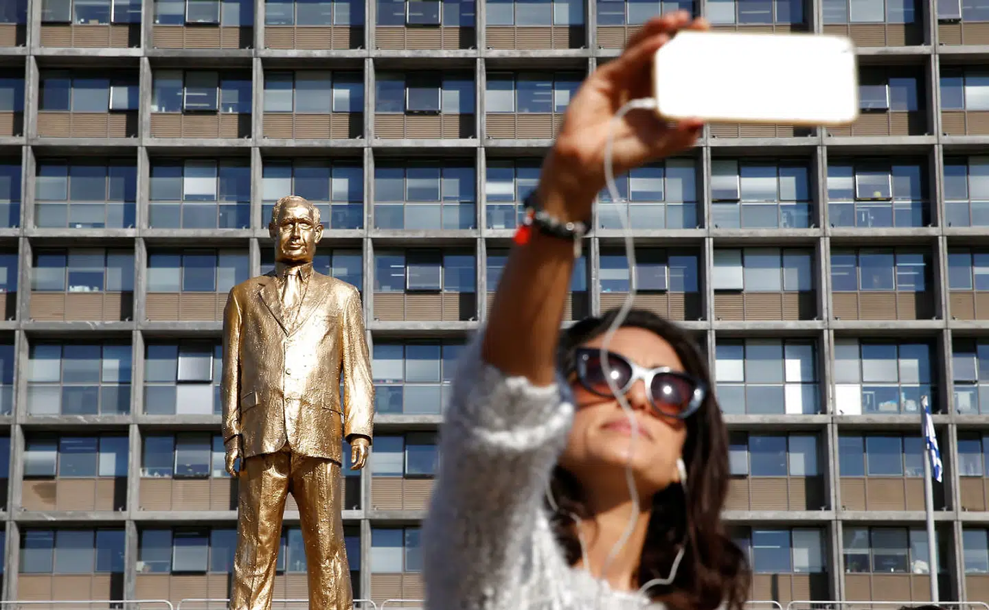 A woman takes a selfie with a statue of Israel's Prime Minister Benjamin Netanyahu, created by Israeli artist Itay Zalait as a political protest against Netanyahu, which was placed without official permission outside Tel Aviv's city hall, Israel December 6, 2016. REUTERS/Baz Ratner FOR EDITORIAL USE ONLY.NO RESALES.NO ARCHIVES.
