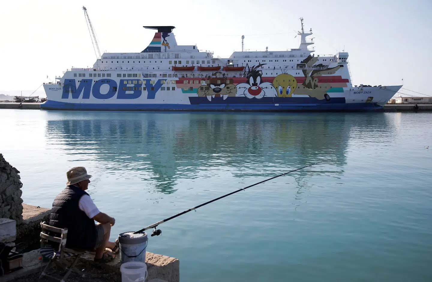 En »pensioneret« færge blev i begyndelsen af juli brugt som karantæneskib. Men lejeaftalen er ophørt, hvilket har været med til at fremprovokere de seneste dages kaos. Det italienske indenrigsministerium sender nu et marinefartøj for at aflaste de overfyldte modtagecentre på Sicilien.