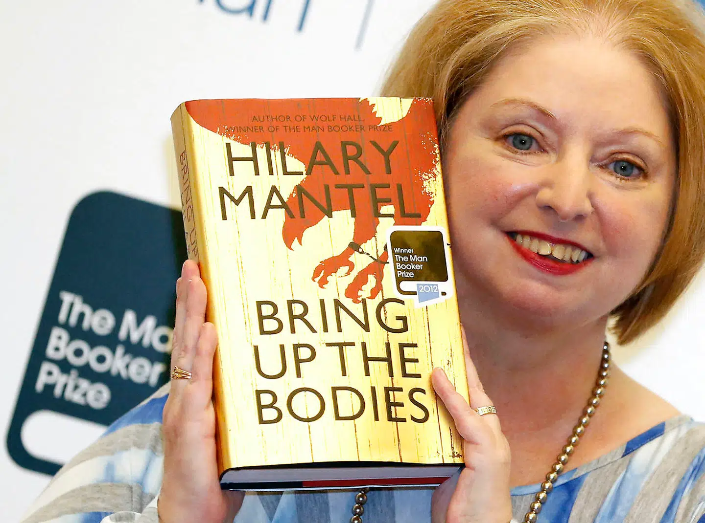 Forfatteren Hilary Mantel med sin historiske roman »Bring Up the Bodies«, som hun i 2012 fik Booker Prize for.