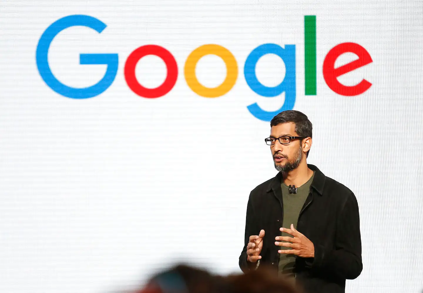 Googles topchef, Sundar Pichai, var blandt de første fra de store amerikanske selskaber, som trak i nødbremsen og sendte alle medarbejderne hjem for at arbejde hjemmefra.