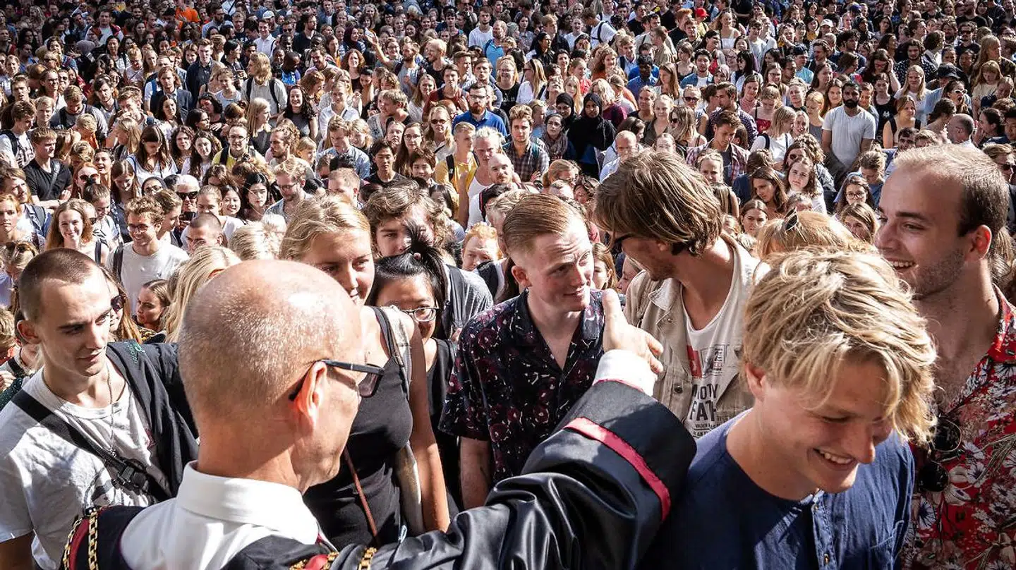 Uddannelsen på Københavns Universitet (KU) med det højeste karakterkrav på kvote 1 er i år molekylær biomedicin. Den kræver et snit på 11. Billedet er fra sidste års immatrikulation på KU.