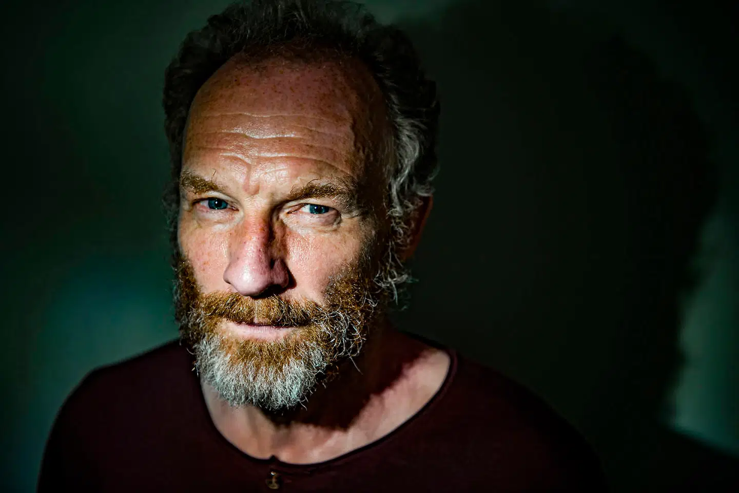 »Jeg kan se det på tekster, jeg skriver i det efterfølgende år. Det er, som om jeg skriver med en arm om skulderen på Kalman, som en såret, der bliver reddet ud af en brændende bygning,« skriver Gertrud Thisted Højlund. På fotoet ses den islandske forfatter Jón Kalman Stefánsson.