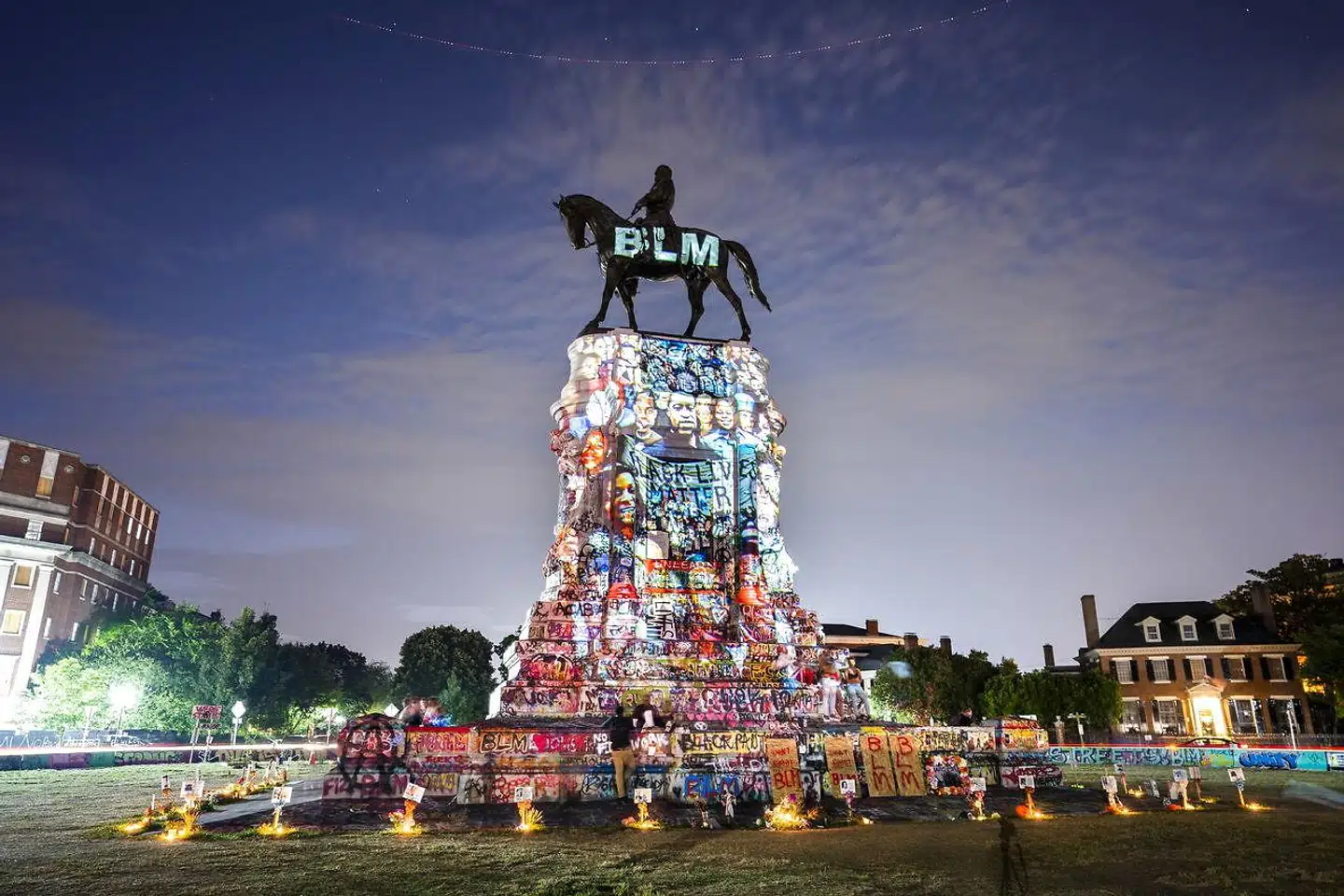 »Det drejer sig om diversitetstræning, mangfoldighedsledelse, de-bias strategier og anden kursusvirksomhed, der skal ændre vores bevidste og ubevidste fordomme om mennesker med anden etnisk baggrund eller køn end vores eget. Noget tyder på, at det bliver det globale svar i alle former for organisationer efter en sommer med uhyggelige sager om politidrab på sorte i USA,« skriver Asmus Leth Olsen.