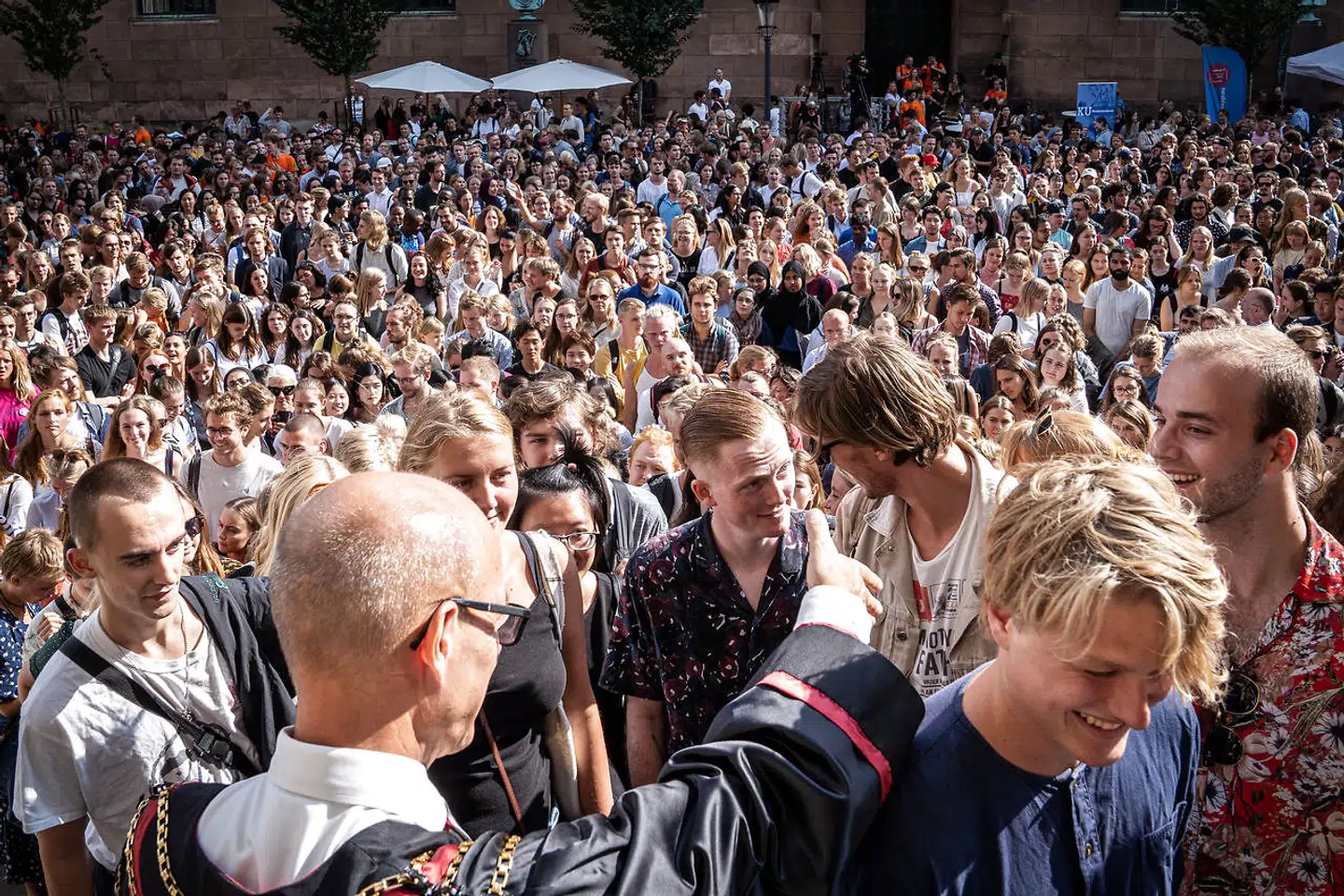 (ARKIV) Rektor Henrik C. Wegener og prorektor Bente Merete Stallknecht giver håndtryk til alle de nye studerende til immatrikulation på Københavns Universitet på Frue Plads i København, fredag den 30. august 2019. Studiestart betyder ny bolig for tusindvis af kommende studerende. Særligt i København kan det være svært at finde tag over hovedet, mener en ekspert. Det skriver Ritzau, mandag den 27. juli 2020.. (Foto: Niels Christian Vilmann/Ritzau Scanpix)