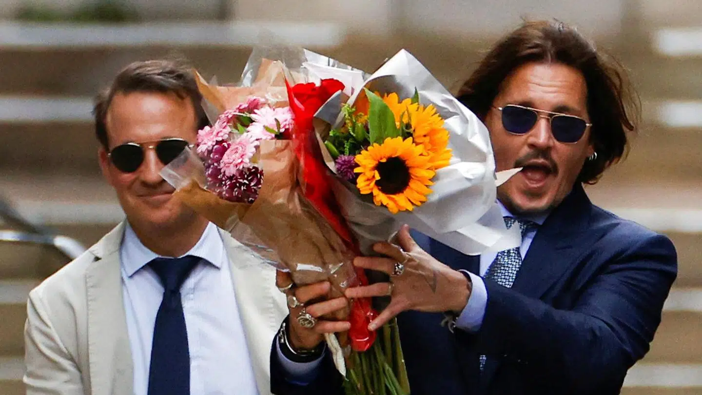 Johnny Depp forlader retsbygningen i London, hvor han kører en injuriesag mod avisen The Sun, fordi avisen har påstået, at han slog sin ekshustru, Amber Heard.