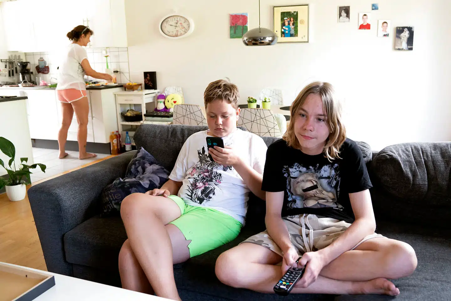 Tvillingerne Hans Christian og Martin venter på, at frokosten bliver serveret.