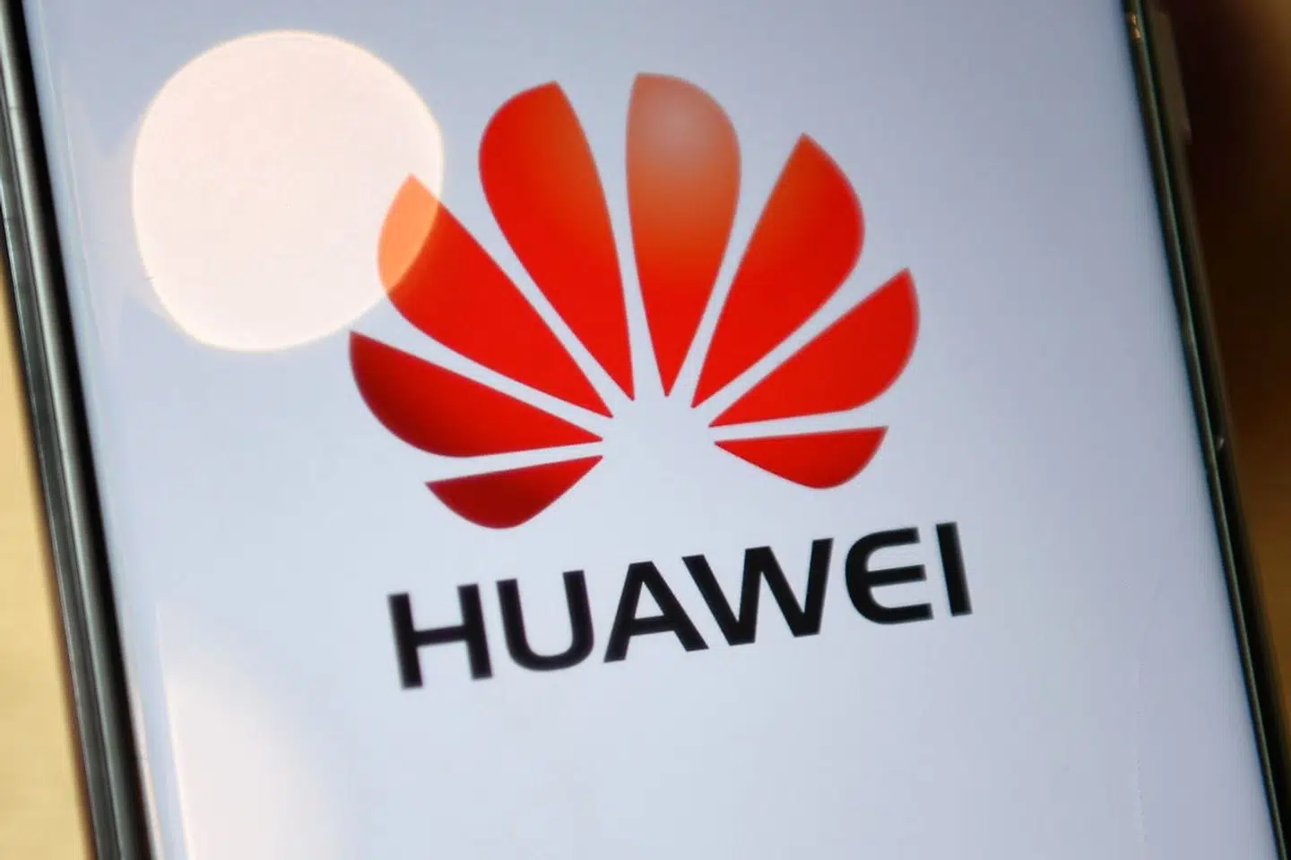 Logoet for den kinesiske telegigant Huawei ses her på en Huawei-mobiltelefon. Storbritannien har beordret landets teleselskaber til ikke længere at købe 5G-udstyr fra Huawei fra starten af 2021, og alt Huawei-udstyr skal være væk senest i 2027.