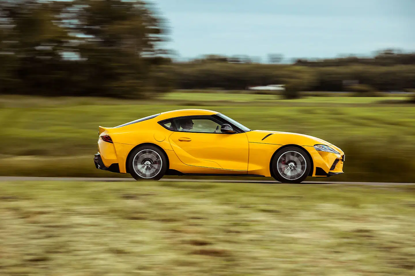 Den lille udgave skal bruge 5,2 sekunder til at ramme 100 km/t. Det er 0,9 sekunder langsommere end 3,0-liter-udgaven og kan i den virkelige verden næsten ikke mærkes.
