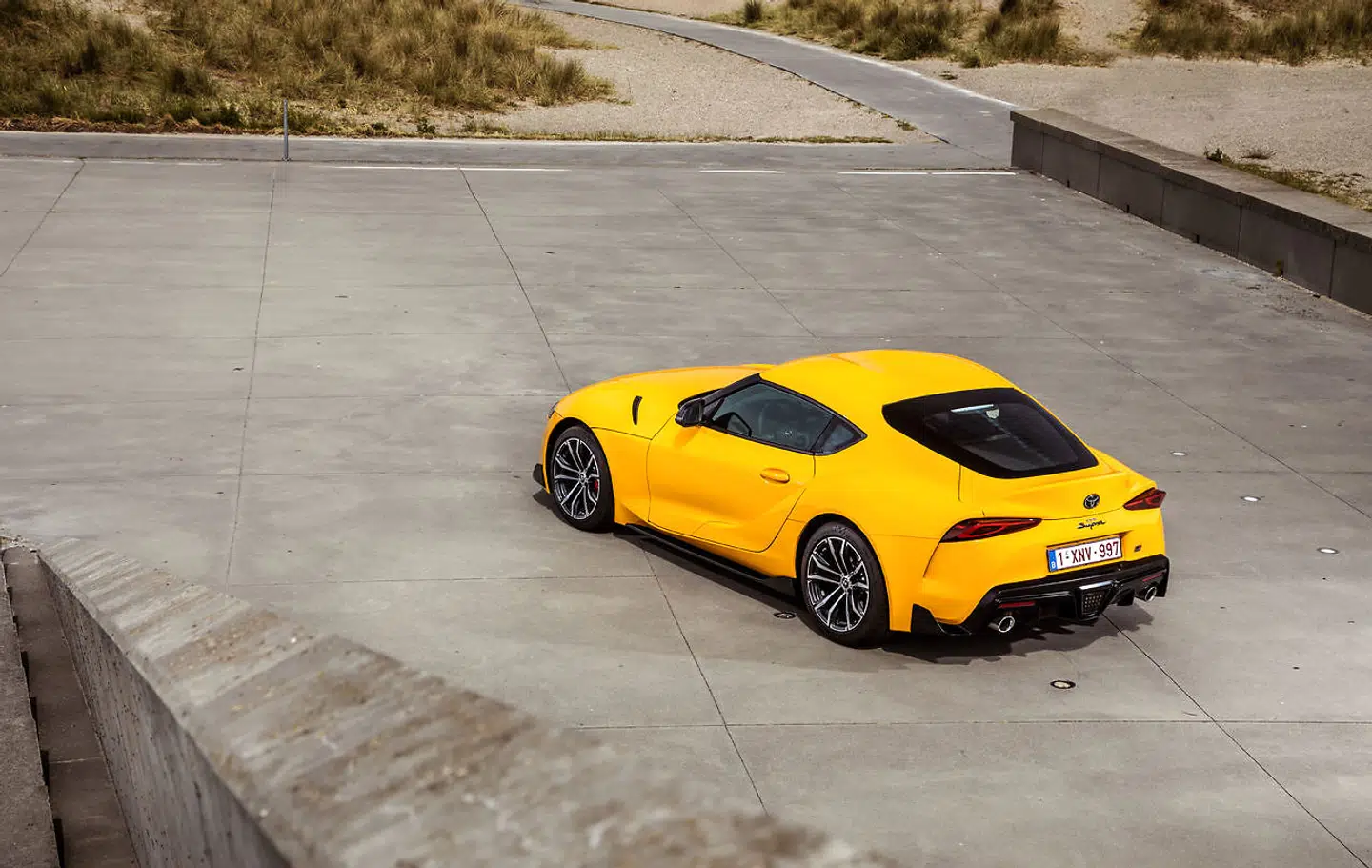 Toyota GR Supra 2,0 er 100 kilo lettere end 3,0-liter-udgaven, og det hjælper på bilens kraftunderskud i forhold til storebroderen.