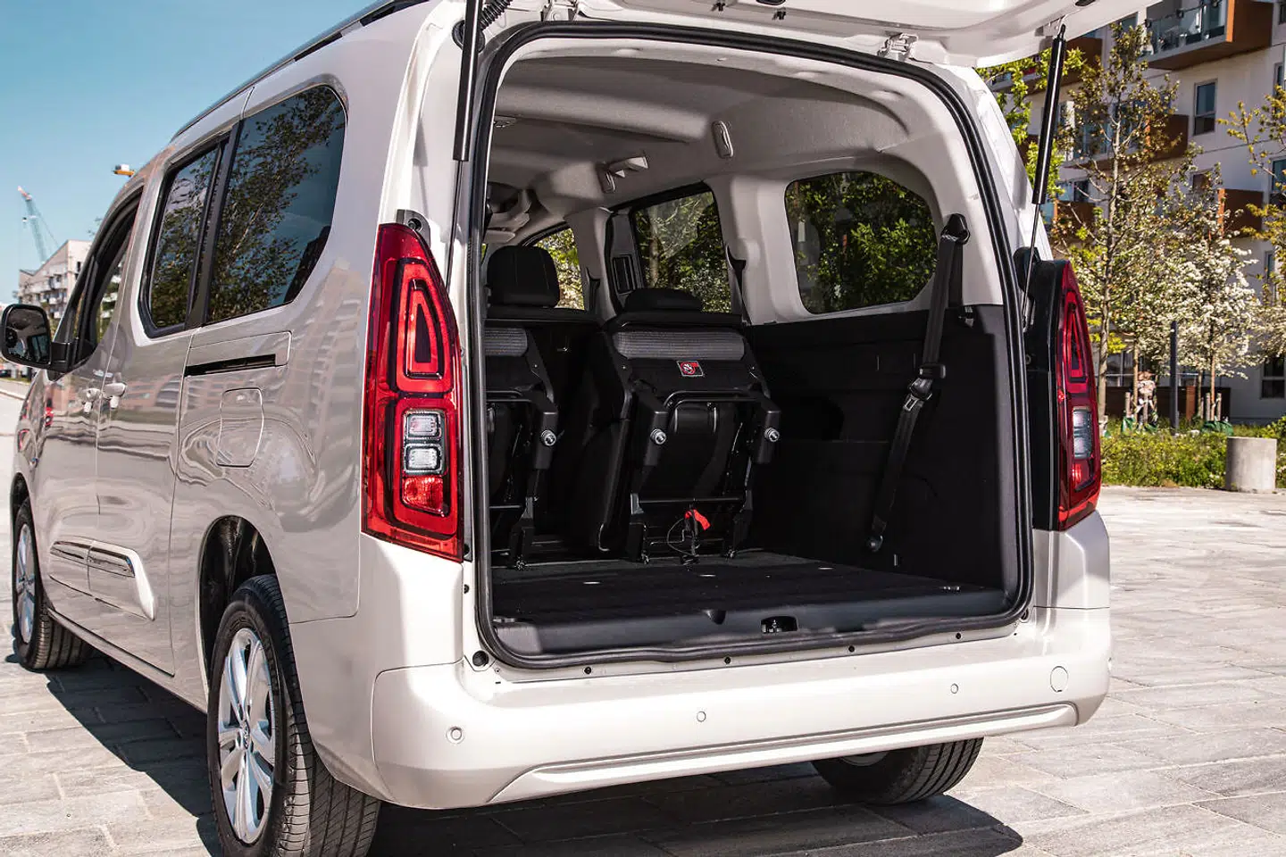 Den lange udgave har et gigantisk bagagerum, hvis man klapper de to bagerste stole op.