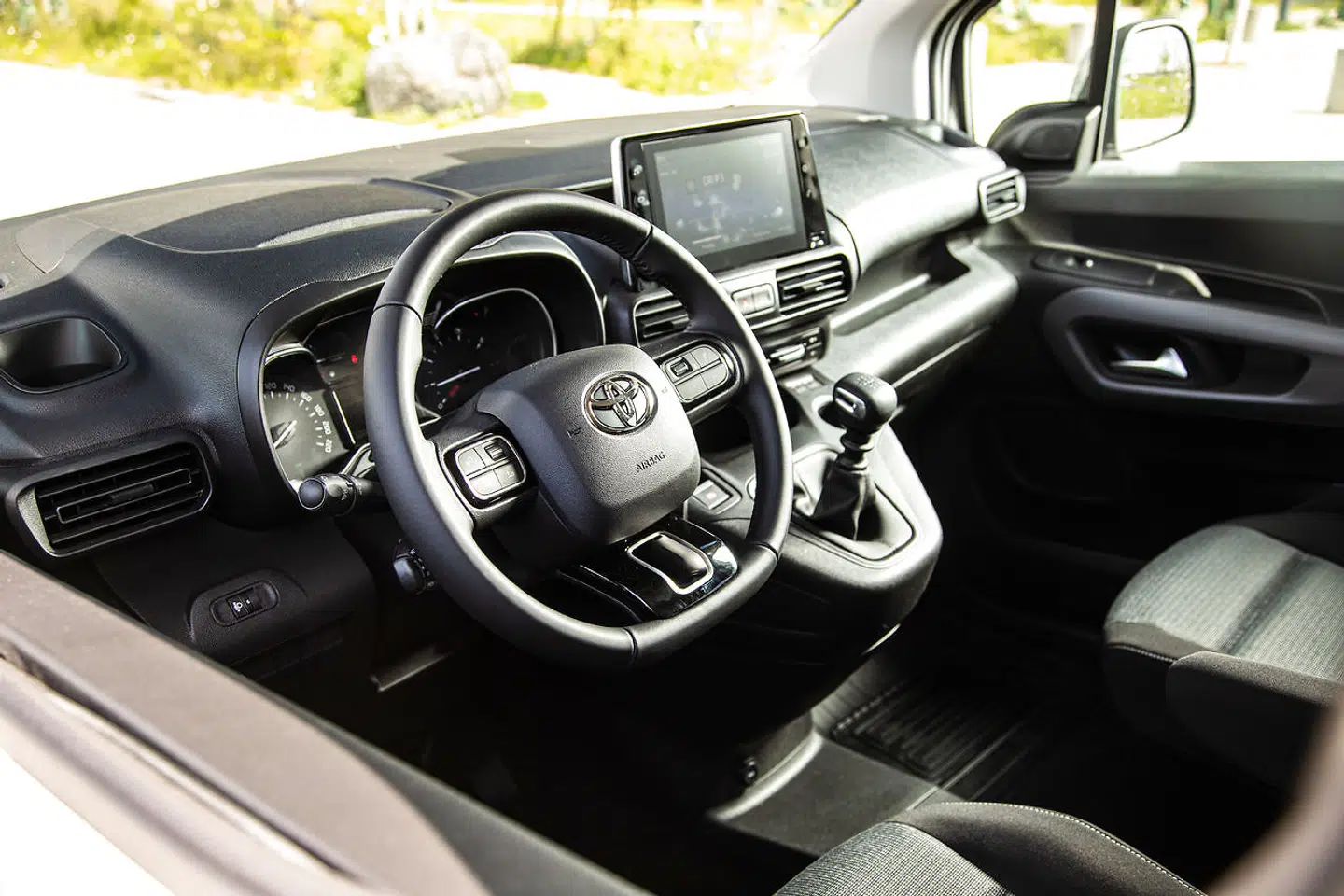 Kabinen er ren Citroën Berlingo, og det betyder oceaner af aflæggerplads og små praktiske løsninger.