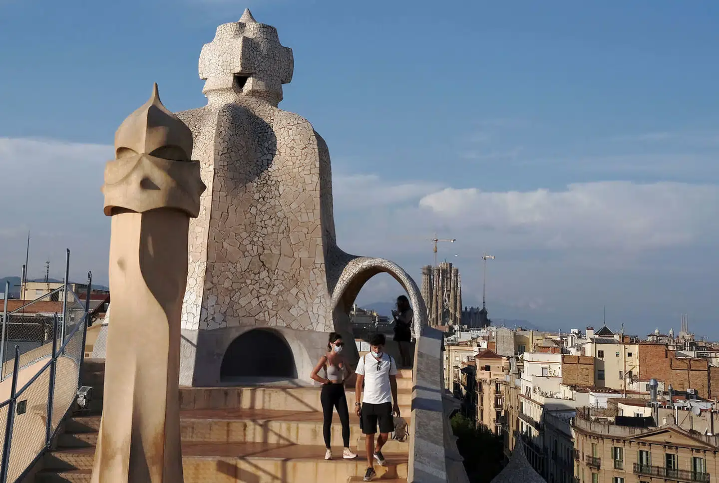 Normalt skal man stå i kø i timevis, hvis man vil besøge Barcelonas populære turistatttraktioner som bygningen La Pedrera. Denne sommer kan besøgende have Antoni Gaudís mesterværk stort set for sig selv.