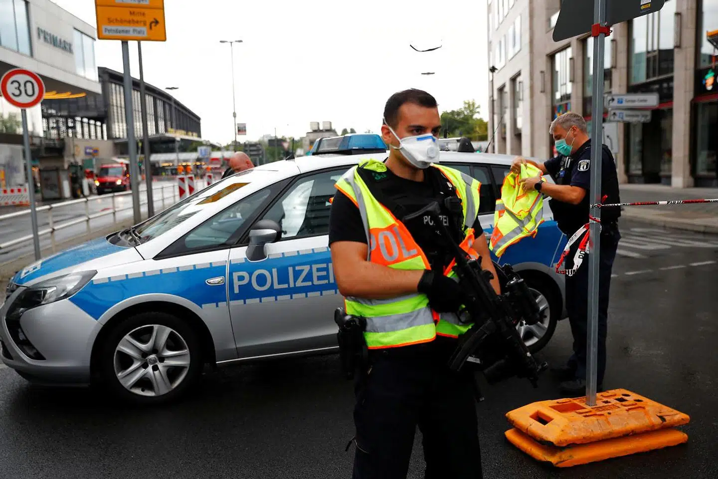 Politiet sikrer området, efter en bilist har påkørt en gruppe mennesker i Berlin.