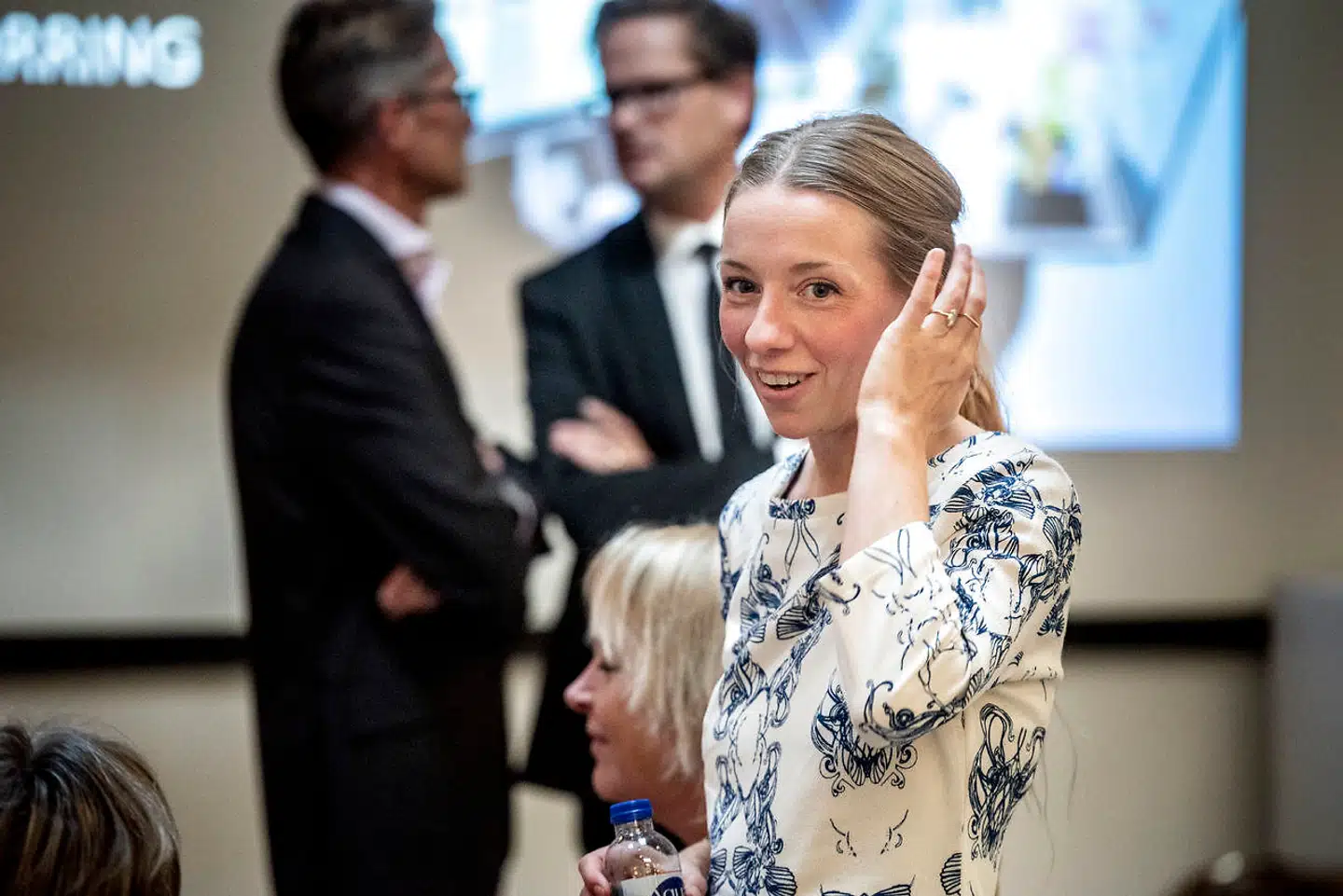 Hvis man gerne vil have flere kvinder til at købe aktier, skal man droppe den meget maskuline facon at kommunikere investeringer på, mener Sarah Ophelia Møss, stifter af Ophelia Invest og investeringsnetværket Kvindelogen.