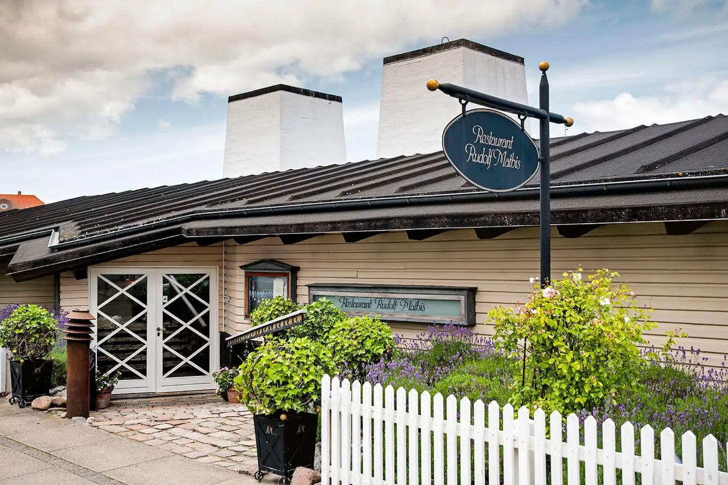 Restaurant Rudolf Mathis er bygget på fundamentet af et gammelt fiskerhus, som i sin tid tilhørte kokken og indehaveren Puk Lyskjær Larsens oldefar.