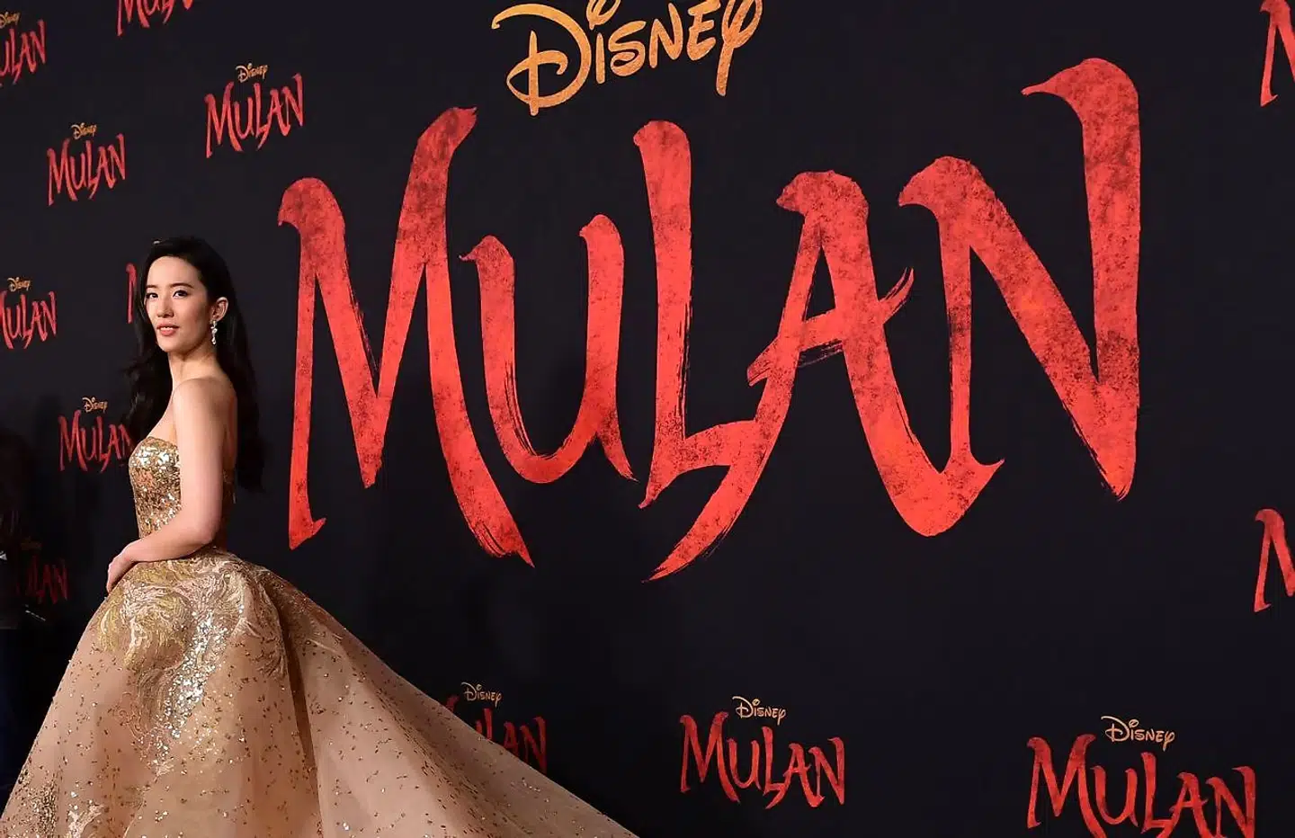Disney-filmen »Mulan« er nu blevet udskudt for fjerde gang – denne gang på ubestemt tid, selv om der var premiere i Hollywood i begyndelse af marts, hvor den kinesisk-amerikanske skuespiller Yifei Liu deltog. Danske biografer havde ellers håbet, at filmen kunne blive en tiltrængt redningsplanke.