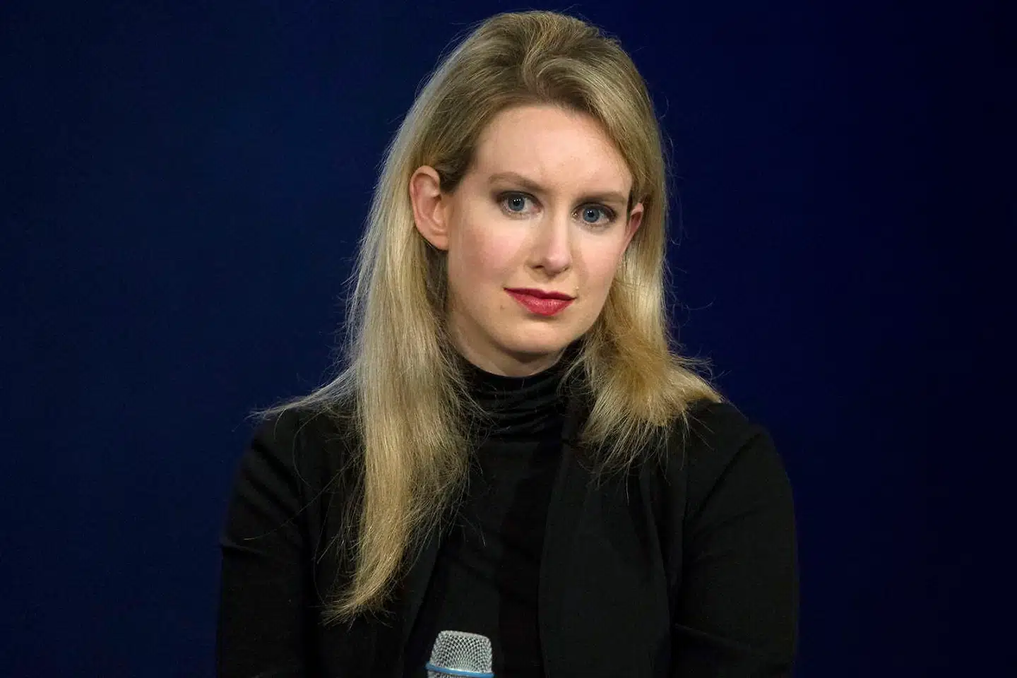 Især er Elizabeth Holmes i årene som erhvervsaktiv dygtig til at sno ældre mænd om sin lillefinger. Således får hun amerikanske notabiliteter som George P. Shultz, Henry Kissinger, James »Mad Dog« Mattis og Sam Nunn med i bestyrelsen i Theranos.