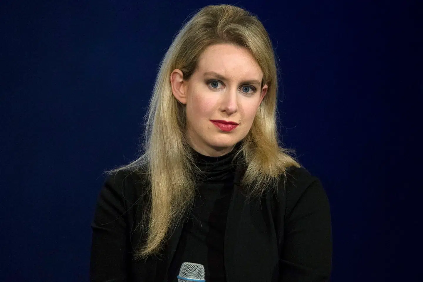 Især er Elizabeth Holmes i årene som erhvervsaktiv dygtig til at sno ældre mænd om sin lillefinger. Således får hun amerikanske notabiliteter som George P. Shultz, Henry Kissinger, James »Mad Dog« Mattis og Sam Nunn med i bestyrelsen i Theranos.
