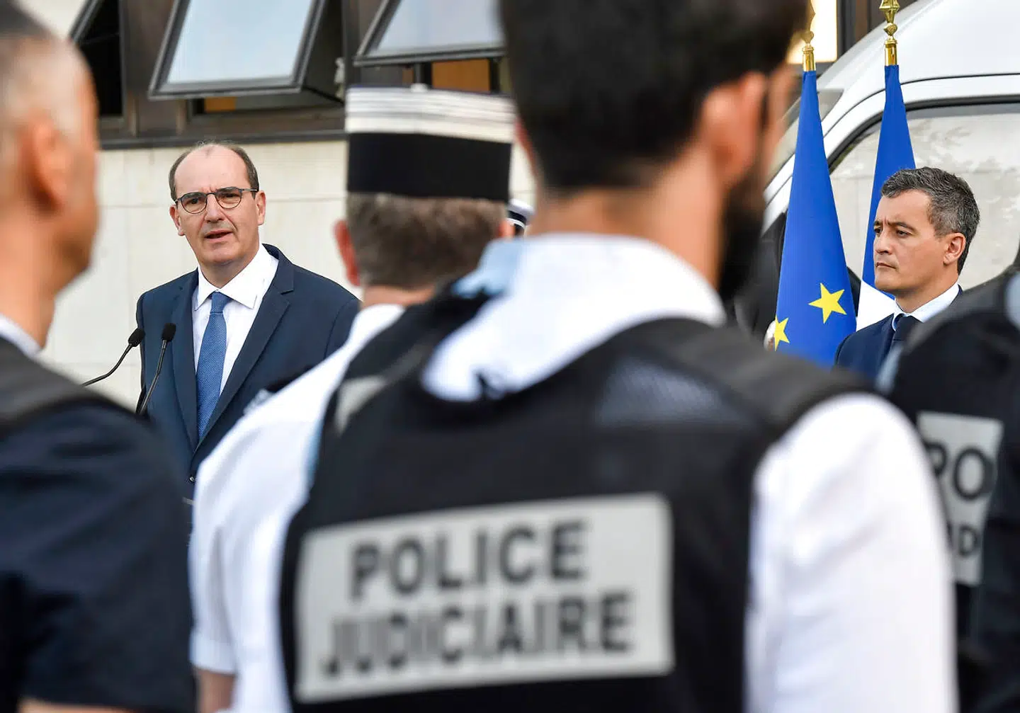 Gérald Darmanin (yderst til højre) på besøg i Dijons politihovedkvarter sammen med premierminister Jean Castex. Overalt hvor den nye indenrigsminister kommer frem, bliver han mødt af demonstrationer.